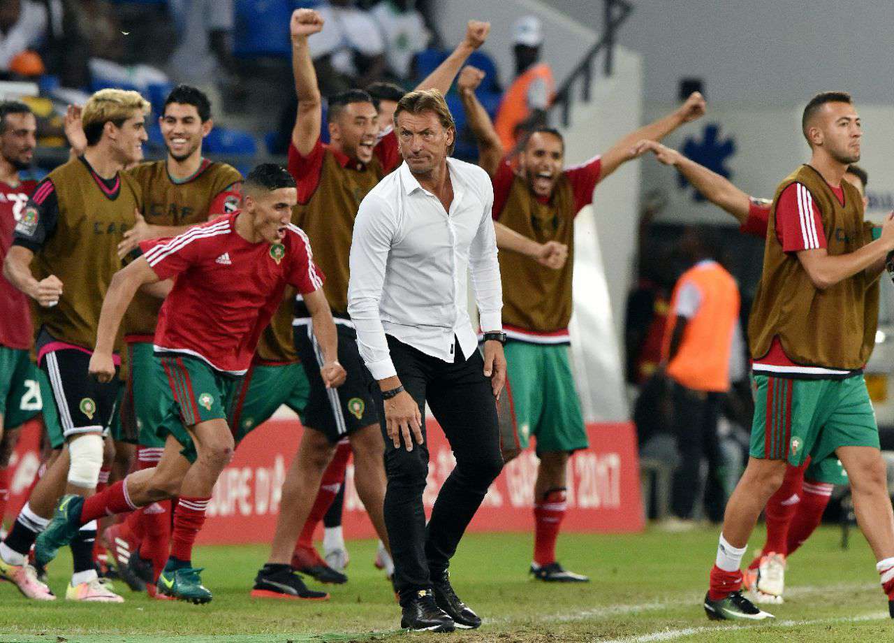 Hervé Renard sur le banc de la sélection marocaine lors de la CAN 2017. Le Français a largement participé au réveil des Lions de l'Atlas entre 2016 et 2019. AFP/Issouf Sanogo