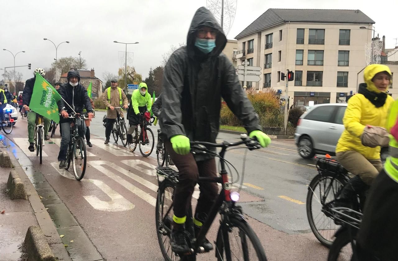 <b></b> Créteil, samedi 12 décembre. Une quarantaine de cyclistes ont répondu à l’appel des élus EELV pour alerter sur les difficultés des usagers de la petite reine dans le département.