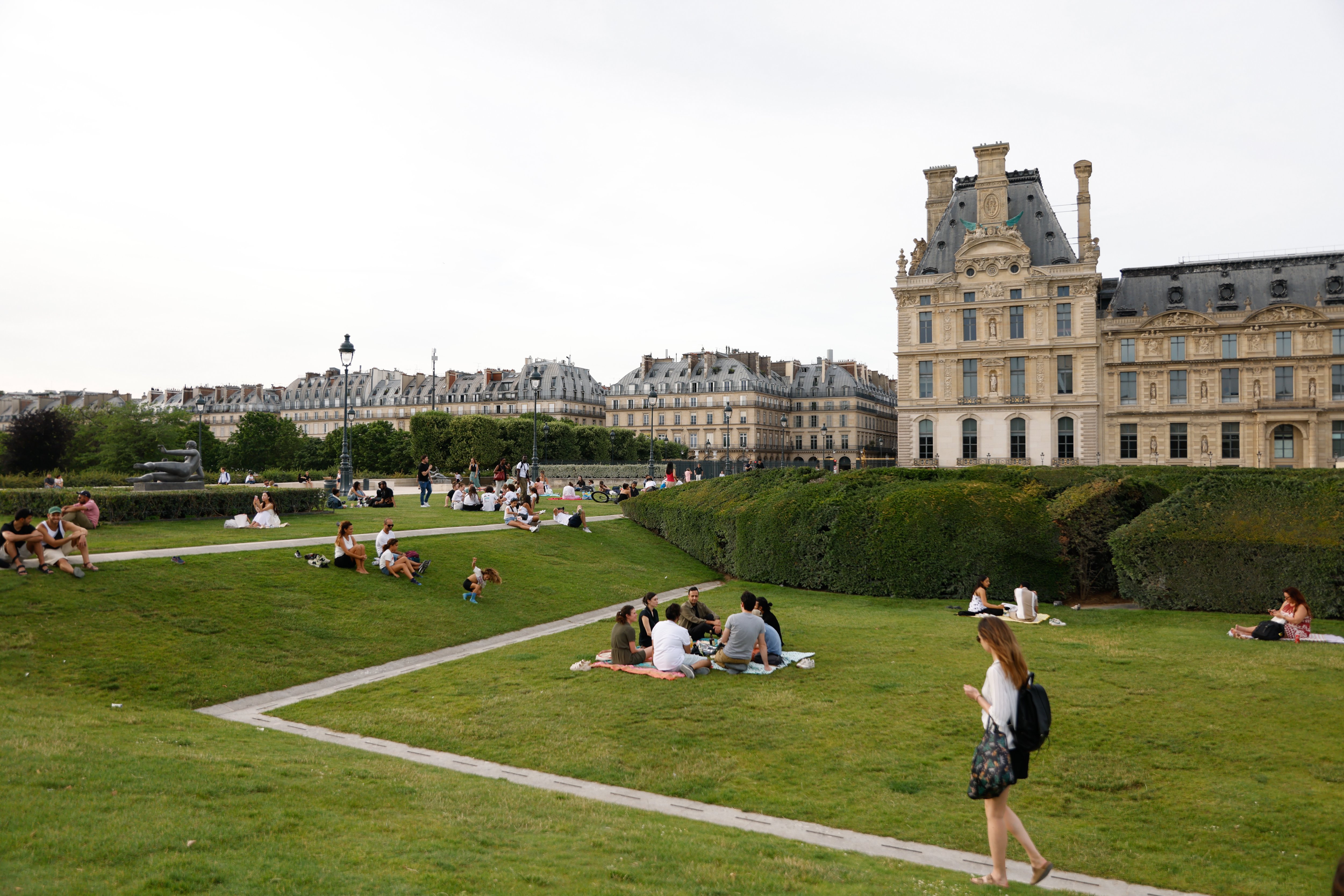 Paris (Ier). Derrière ces arbustes des Tuileries, à l'abri des regards, chaque soir, se retrouvent des amateurs d'ébats sexuels en plein air. LP/Camille Thiebaud-Mathieu