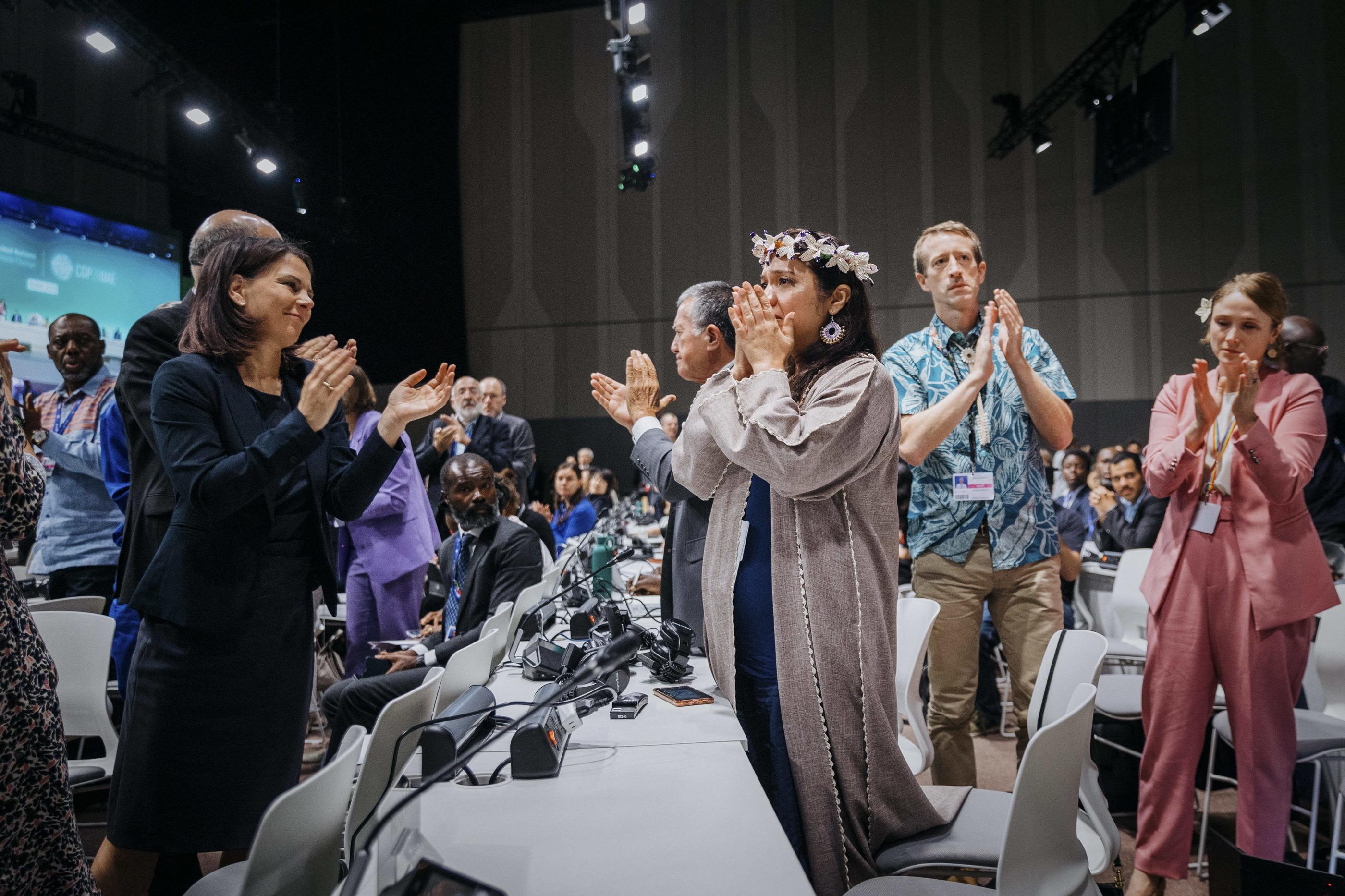 Dubaï (Émirats arabes unis), le 13 décembre. Les représentants du monde entier ont salué par une standing ovation l’accord âprement discuté qui scelle la COP28. Maxppp/IMAGO/Sebastian Rau