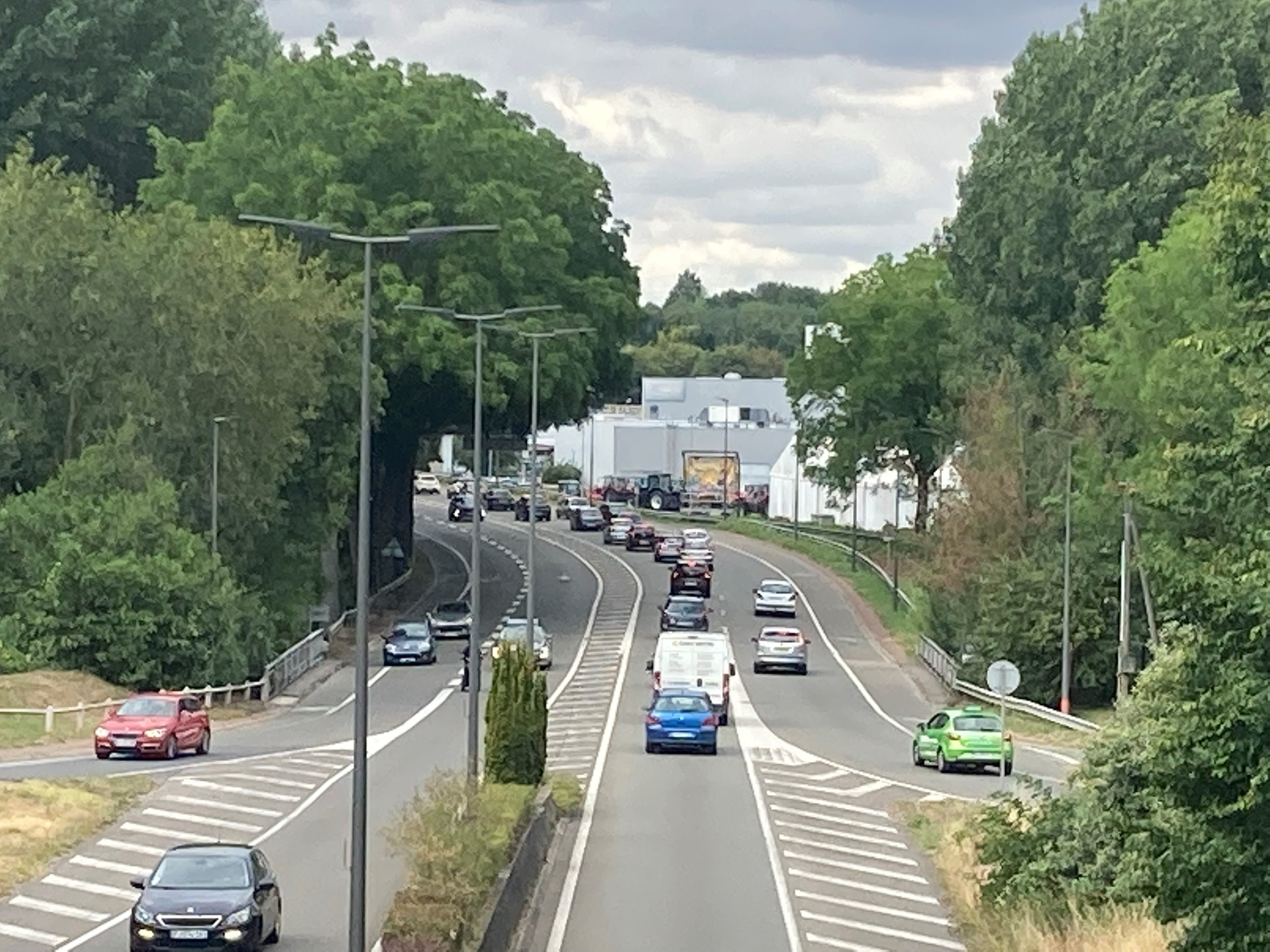 Beauvais, le 26 juillet. En cette période de vacances, les embouteillages dus au report de la circulation en raison de la fermeture de l'avenue Blaise-Pascal restent présents, même s'ils sont moins denses. LP/P.C.