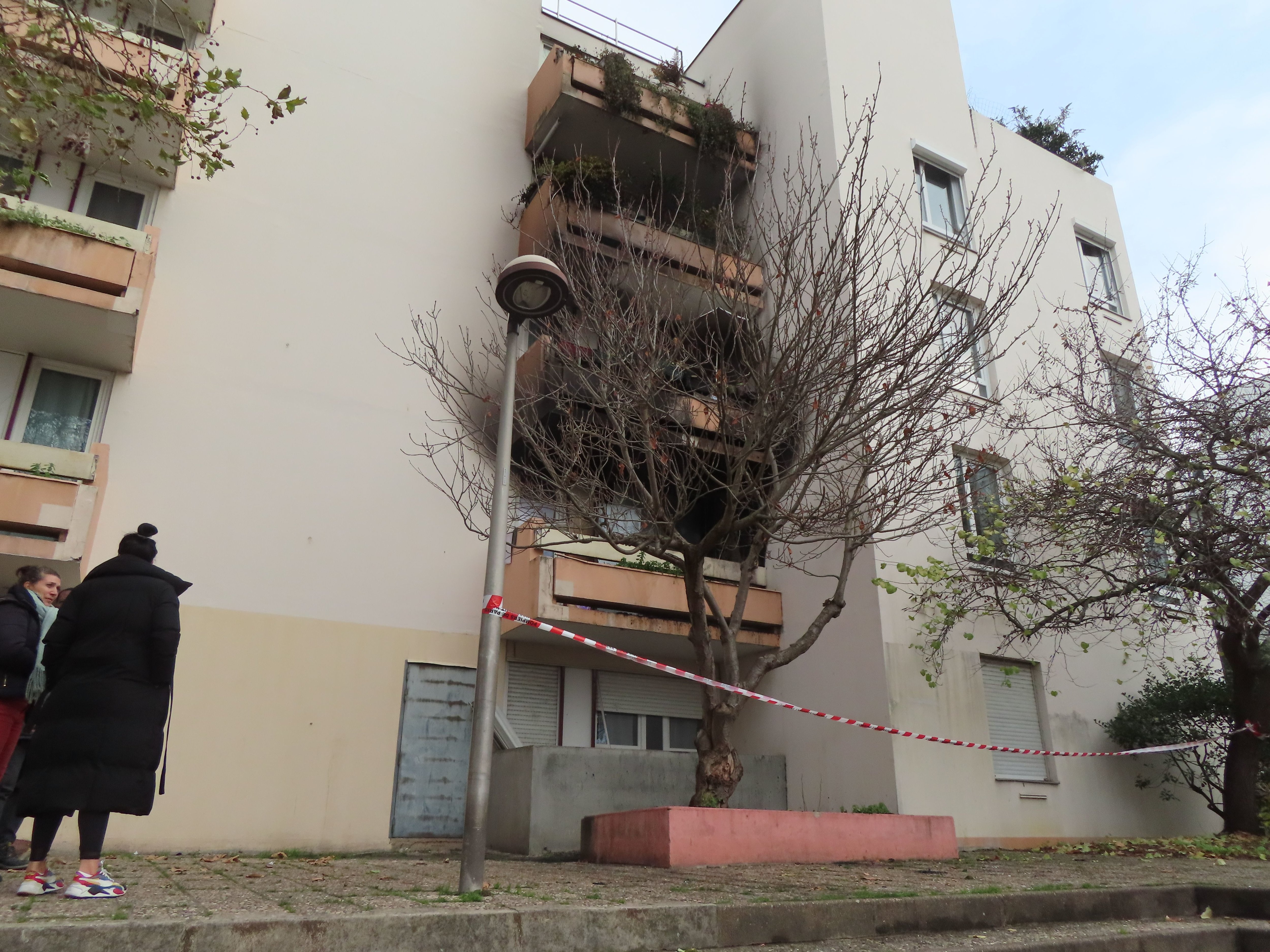Créteil, jeudi matin. Deux appartements sont inutilisables après le tir d'un mortier au balcon du 1er étage qui a provoqué un début d'incendie après le match entre la France et le Maroc. LP/Sylvain Deleuze