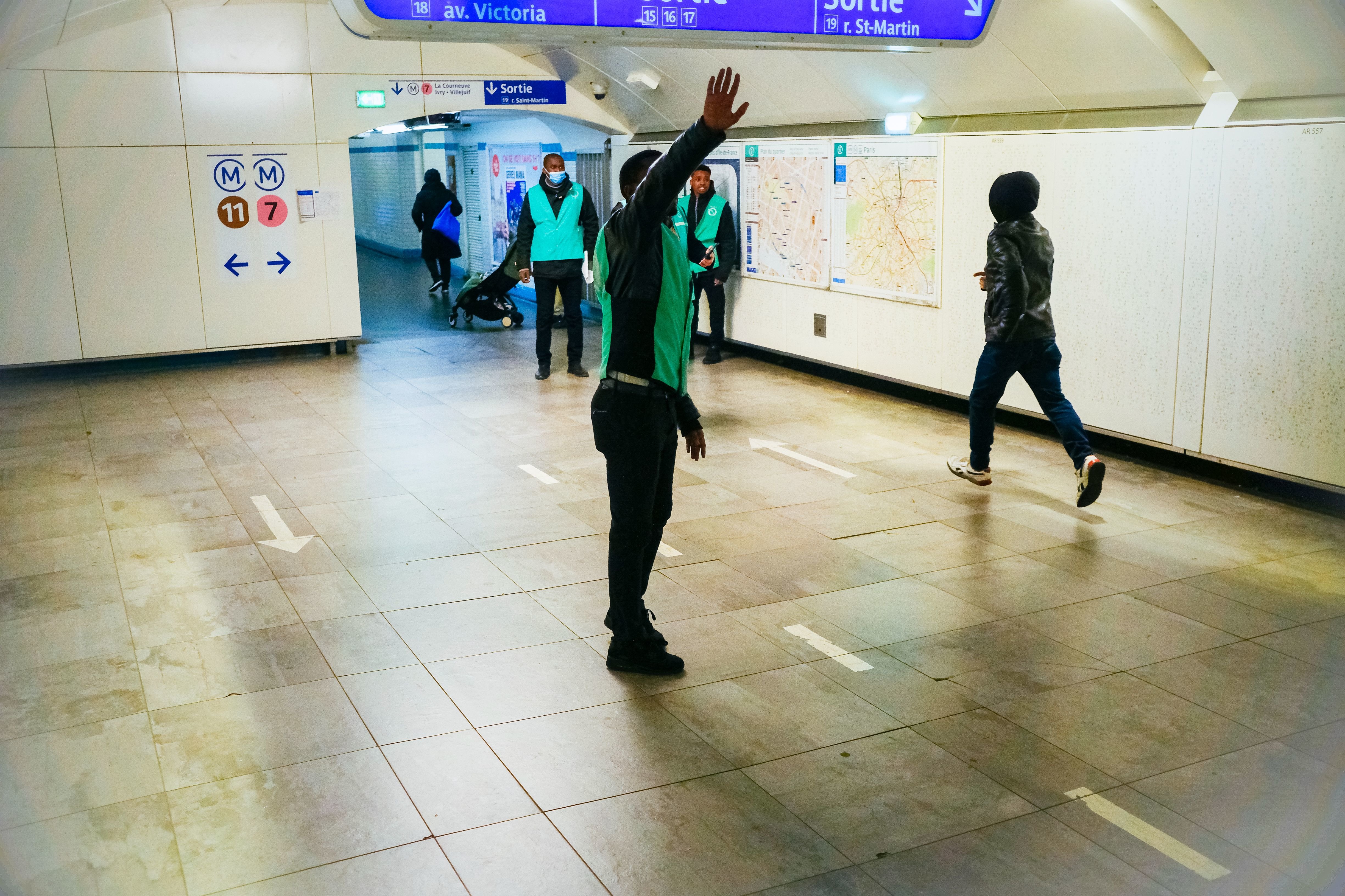Ce 7 mars, le personnel de la RATP empêche les usagers de se rendre sur le quai de la ligne 7 à la station Chatêlet, fermée à partir de 9h30 en raison de la grève. LP/Jeremy Paoloni
