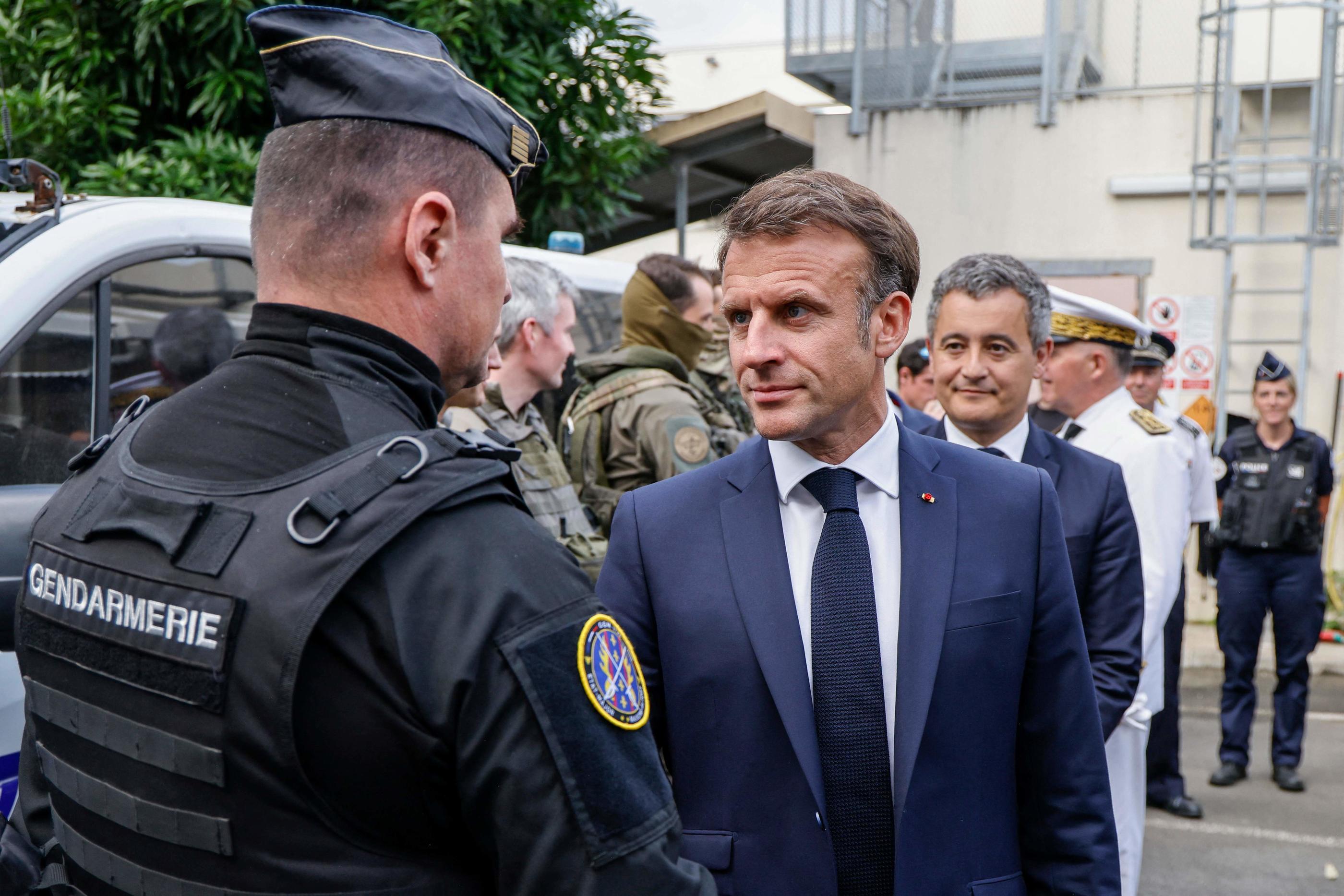 Emmanuel Macron en visite dans un commissariat de police à Nouméa, le 23 mai, après les émeutes ayant secoué l'île. AFP/Ludovic Marin