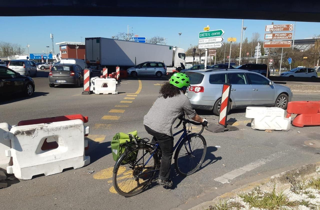 <b></b> Créteil (Val-de-Marne), le 30 mars. L'immense giratoire Pompadour a été aménagé en mai 2020 avec du mobilier provisoire en carrefour hollandais pour permettre aux cyclistes de le franchir en sécurité. 