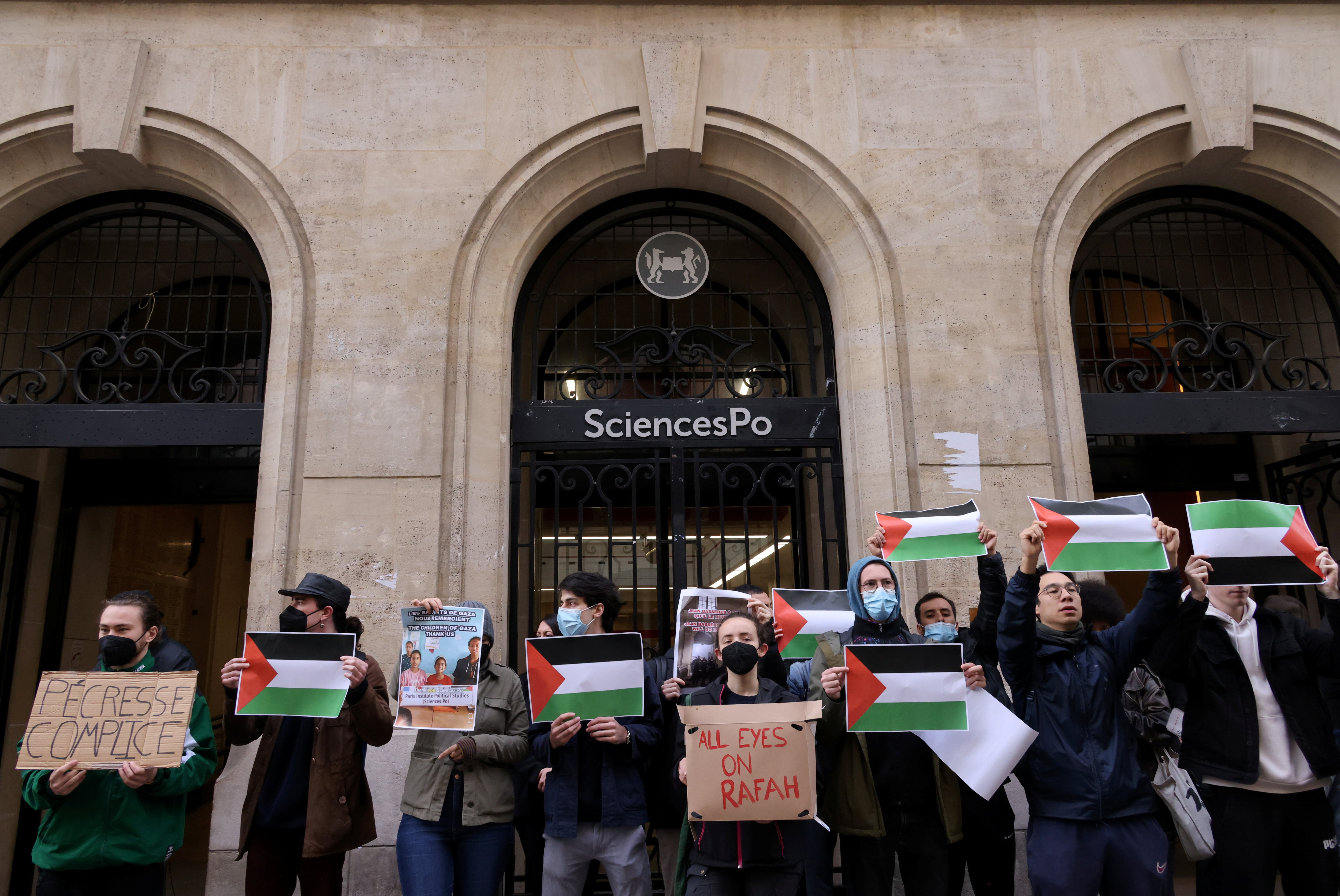 Une vingtaine d'étudiants en faveur manifestent pour les Palestiniens devant Sciences-po Paris (Illustration). LP/Delphine Goldsztejn