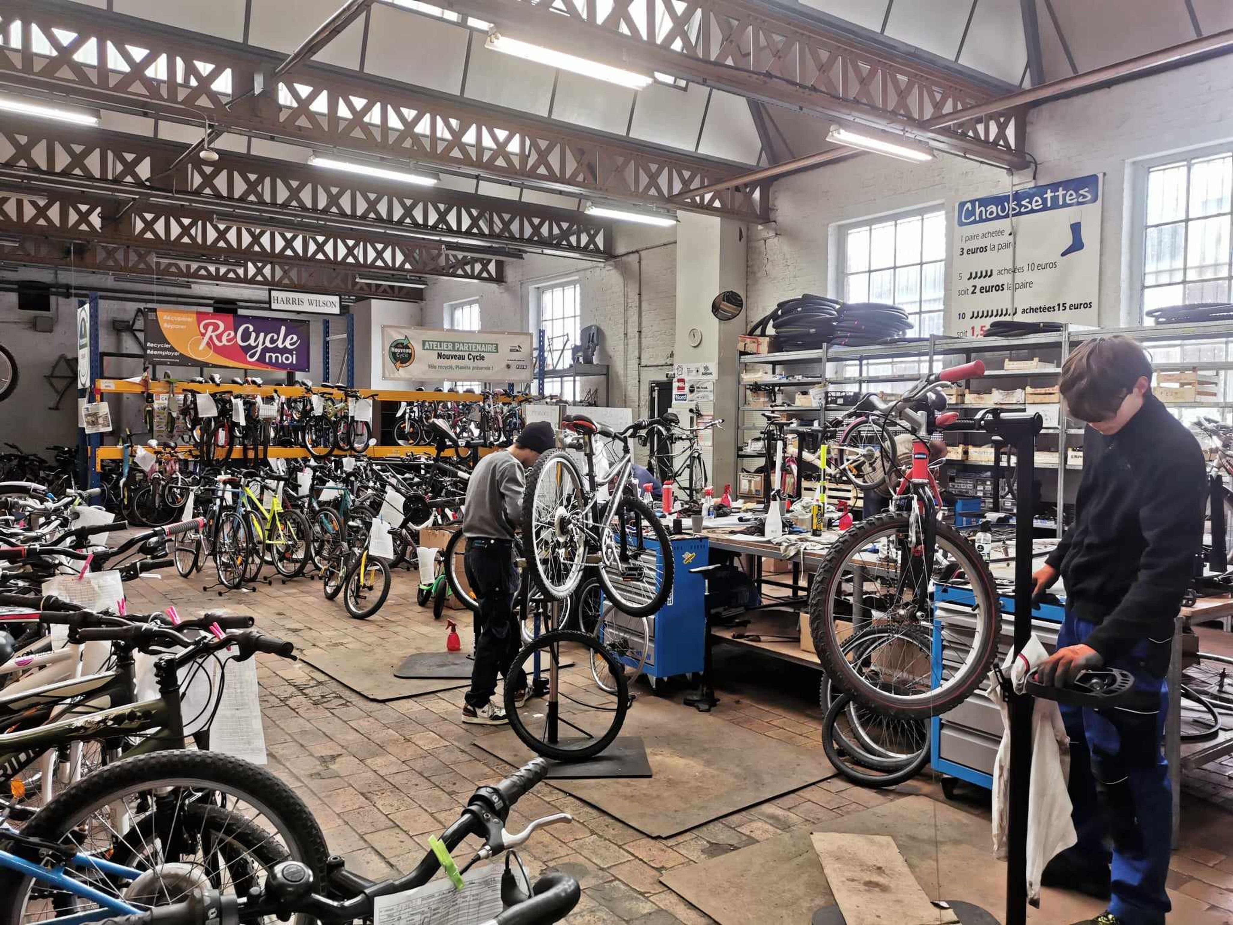 L'atelier mutualisé ReCycleMoi, installé dans une ancienne usine textile à Roubaix, ambitionne de réparer 10 000 vélos à l'année. LP/Jeanne Magnien