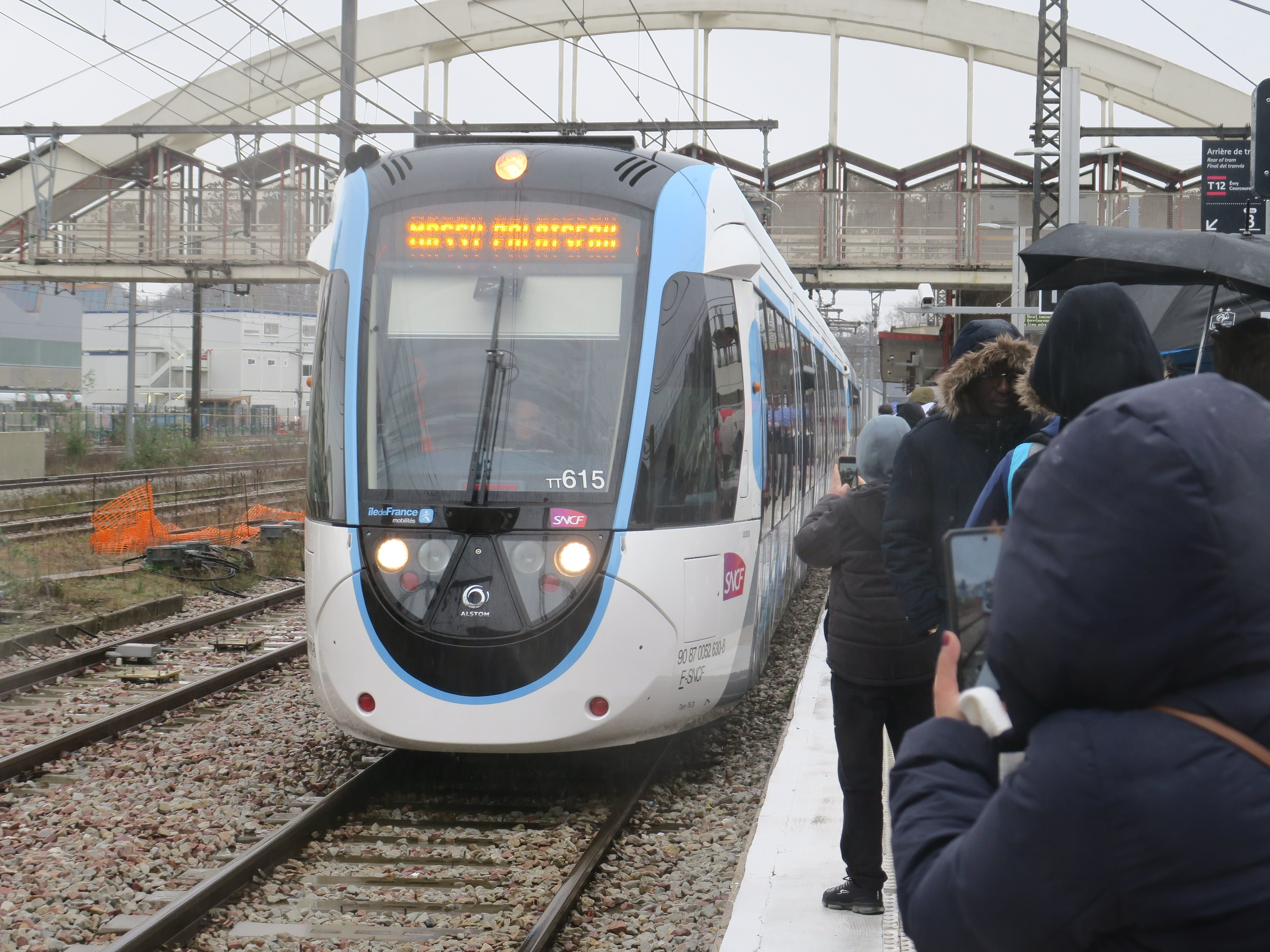 Massy (Essonne), samedi 9 décembre. Plusieurs centaines de personnes sont venues tester le tram-train T12. À terme, environ 40 000 voyageurs sont attendus chaque jour. LP/S.M.