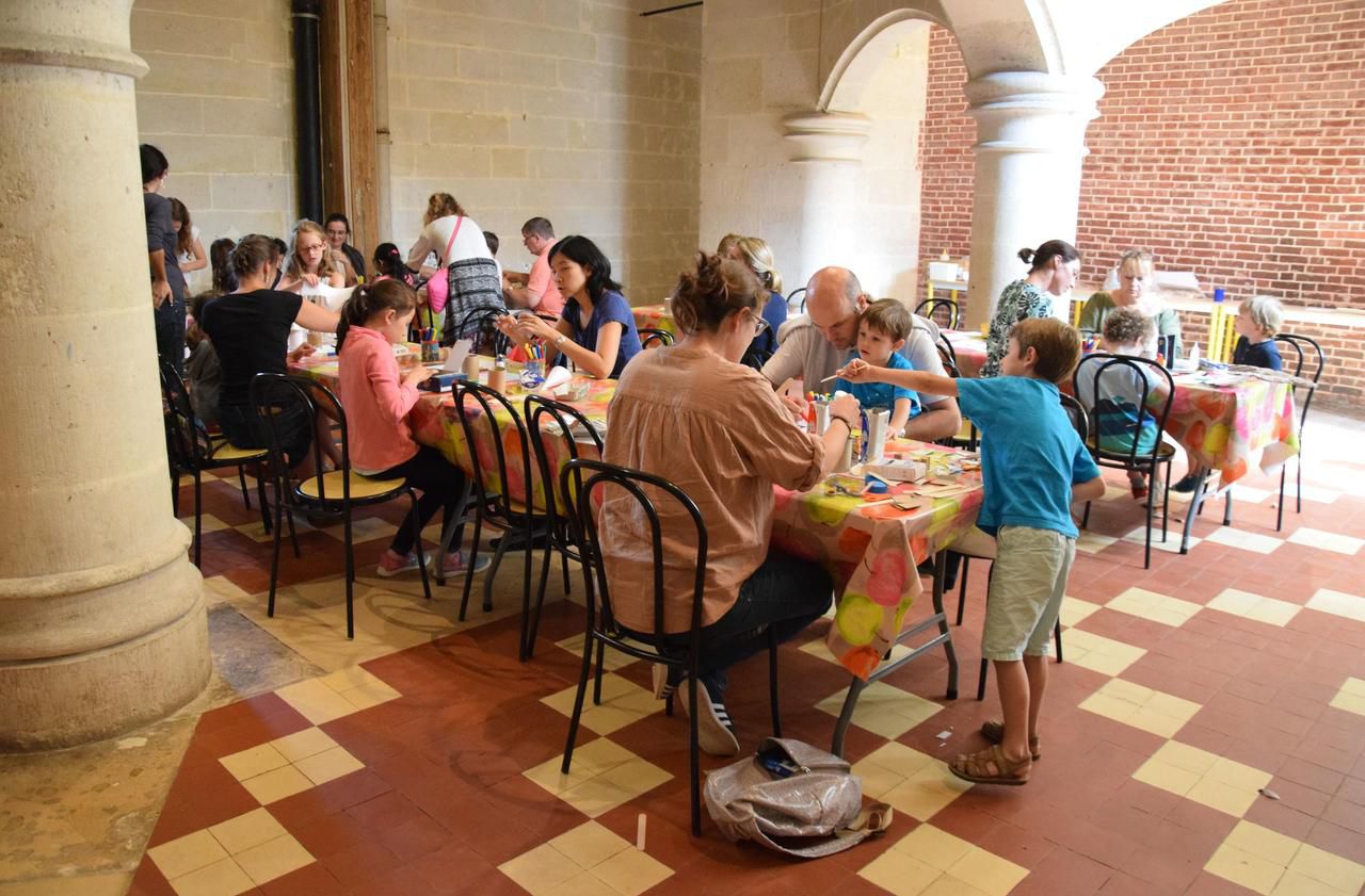 <b></b> Le mercredi, les enfants et leurs parents construisent le plus beau des châteaux avec des matériaux recyclés.