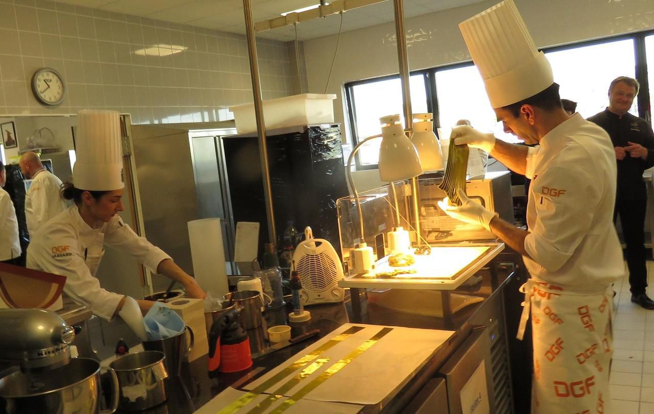 <b></b> Chanteloup, ce mercredi. Huit candidats se sont affrontés dans les laboratoires de la pâtisserie industrielle afin de décrocher une place pour le mondial des arts sucrés.