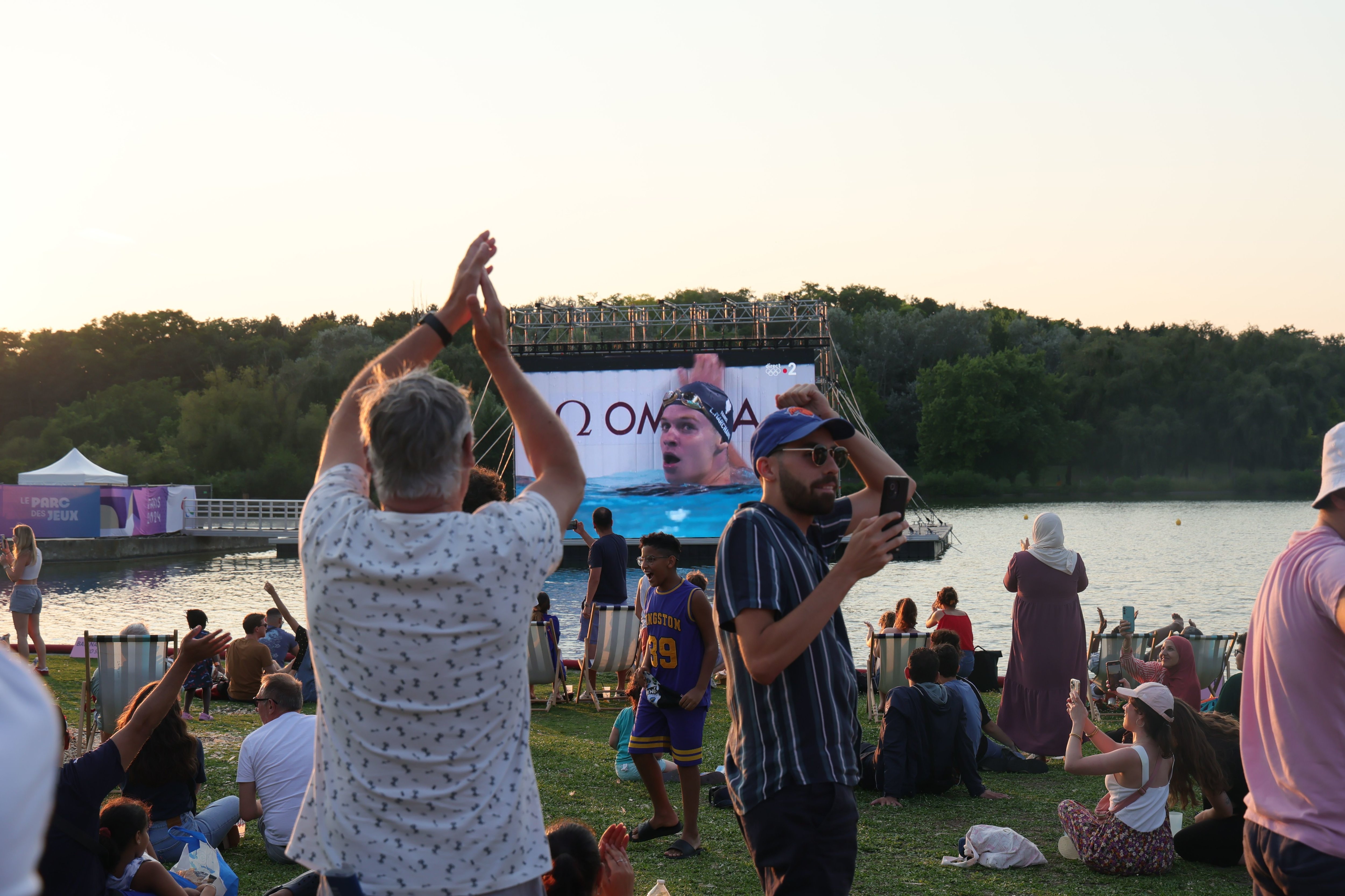 Liesse du public présent au Parc des Jeux à La Courneuve, installé au Parc départemental Georges Valbon, suite à la victoire de Léon Marchand sur le 200m 4 nages.

LP/Alexandre Delaitre