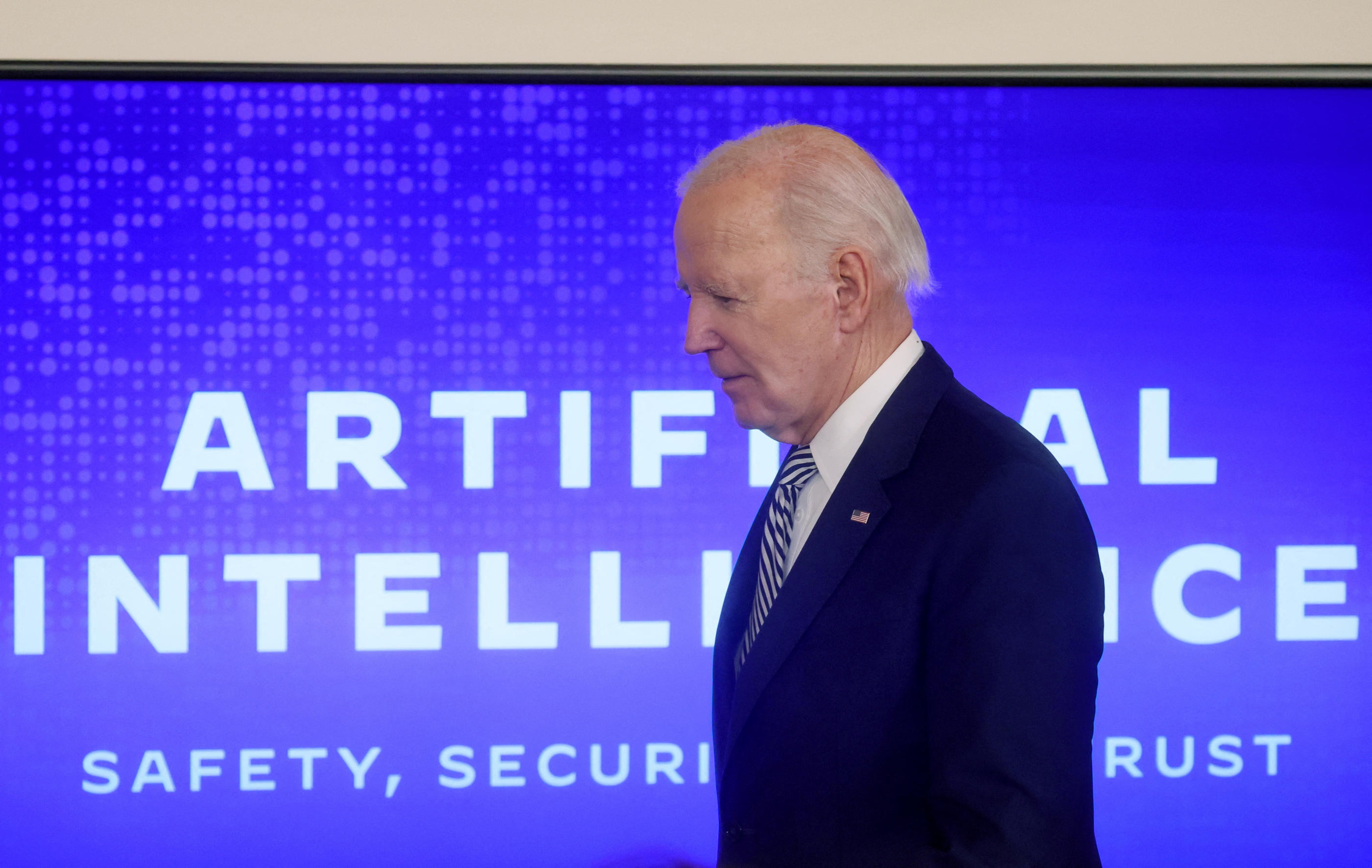 Le président américain Joe Biden a signé un décret qui impose notamment aux entreprises du secteur de l'intelligence artificielle de transmettre au gouvernement fédéral les résultats de leurs tests de sécurité. REUTERS/Leah Millis