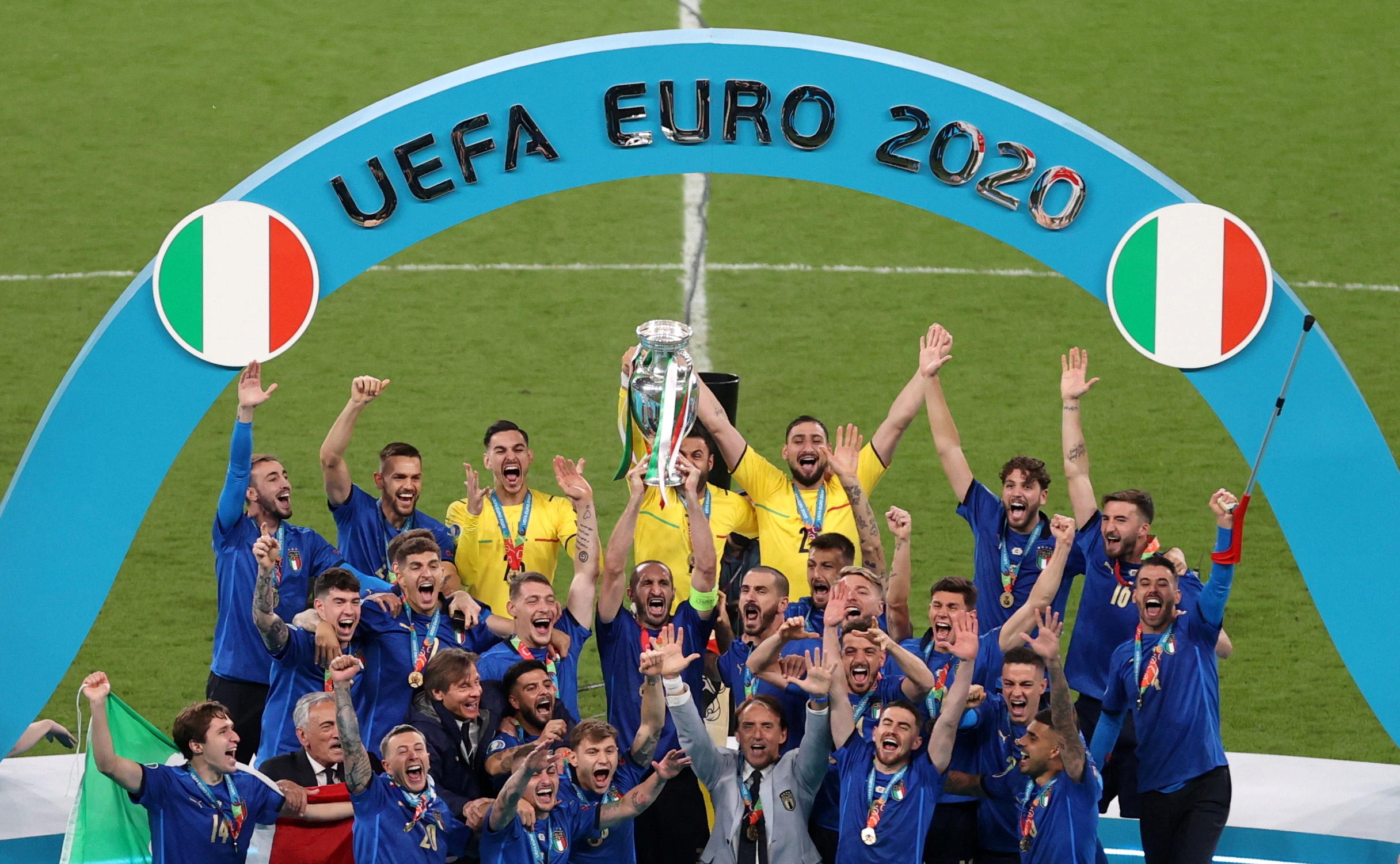 Le capitaine Giorgio Chiellini soulève le trophée après la victoire de l'Italie en finale de l'Euro 2021. REUTERS/Catherine Ivill