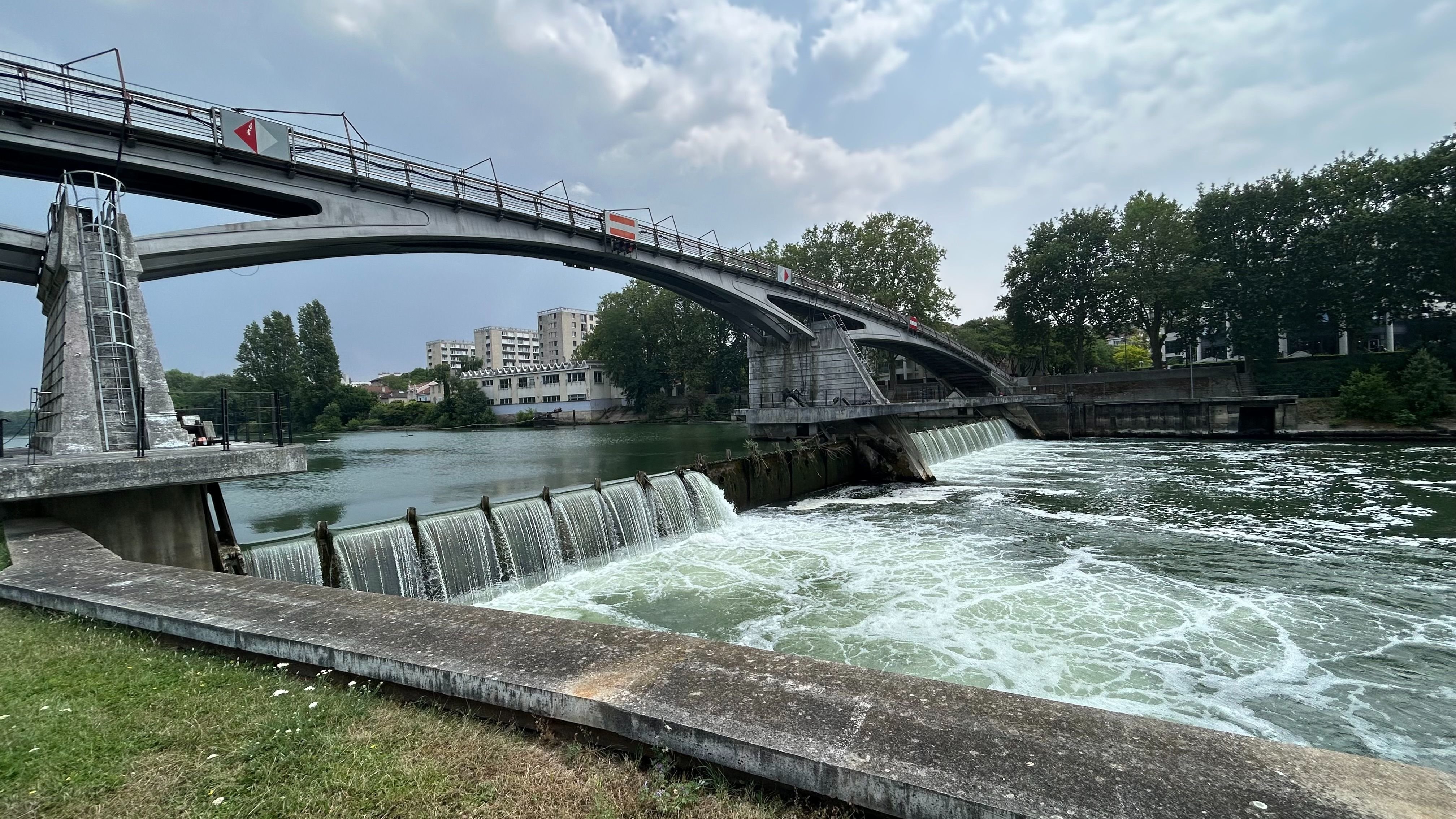 Maisons-Alfort. Les parties mobiles du barrage dit de Saint-Maurice sont rénovées une par une pour ne pas stopper complètement son fonctionnement. LP/Zena Serhal