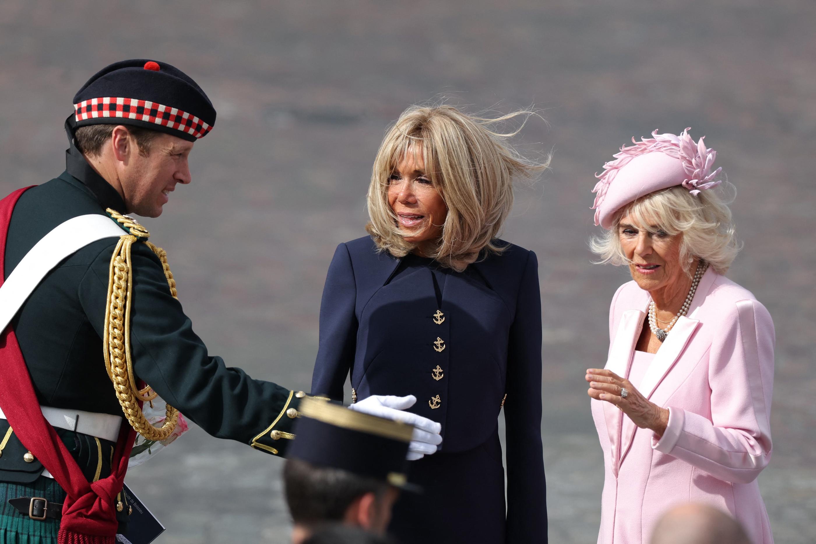 Jonathan Thompson, l'écuyer du roi, aux côtés de Brigitte Macron et de la reine consort Camilla lors de son déplacement en France. AFP/Thomas Samson