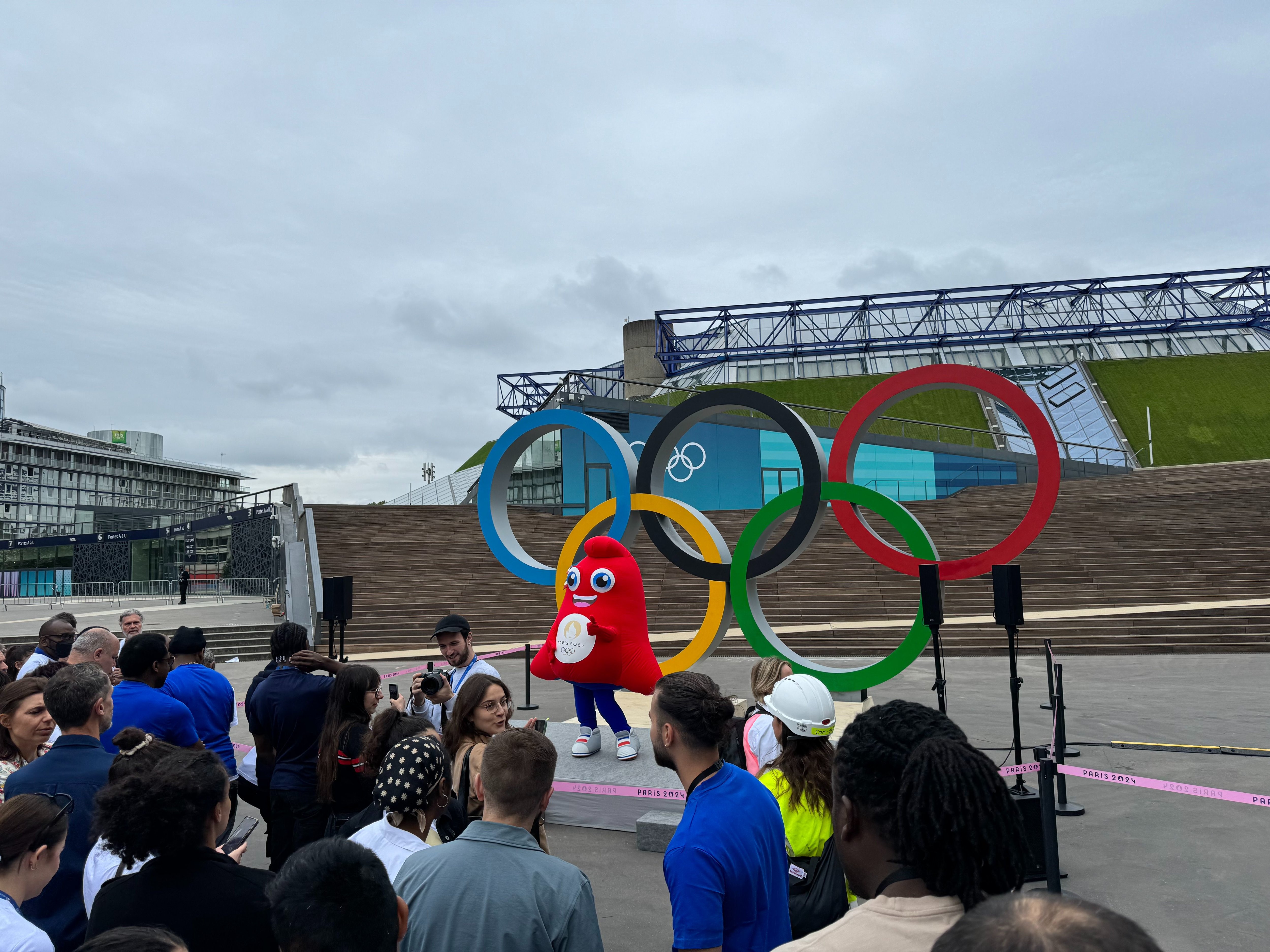 Esplanade de l'Accor Arena (XIIe), ce mardi 2 juillet. Plusieurs épreuves vont se dérouler à l'intérieur de la Bercy Arena, qui fête en 2024 ses 40 ans. LP/Paul Abran