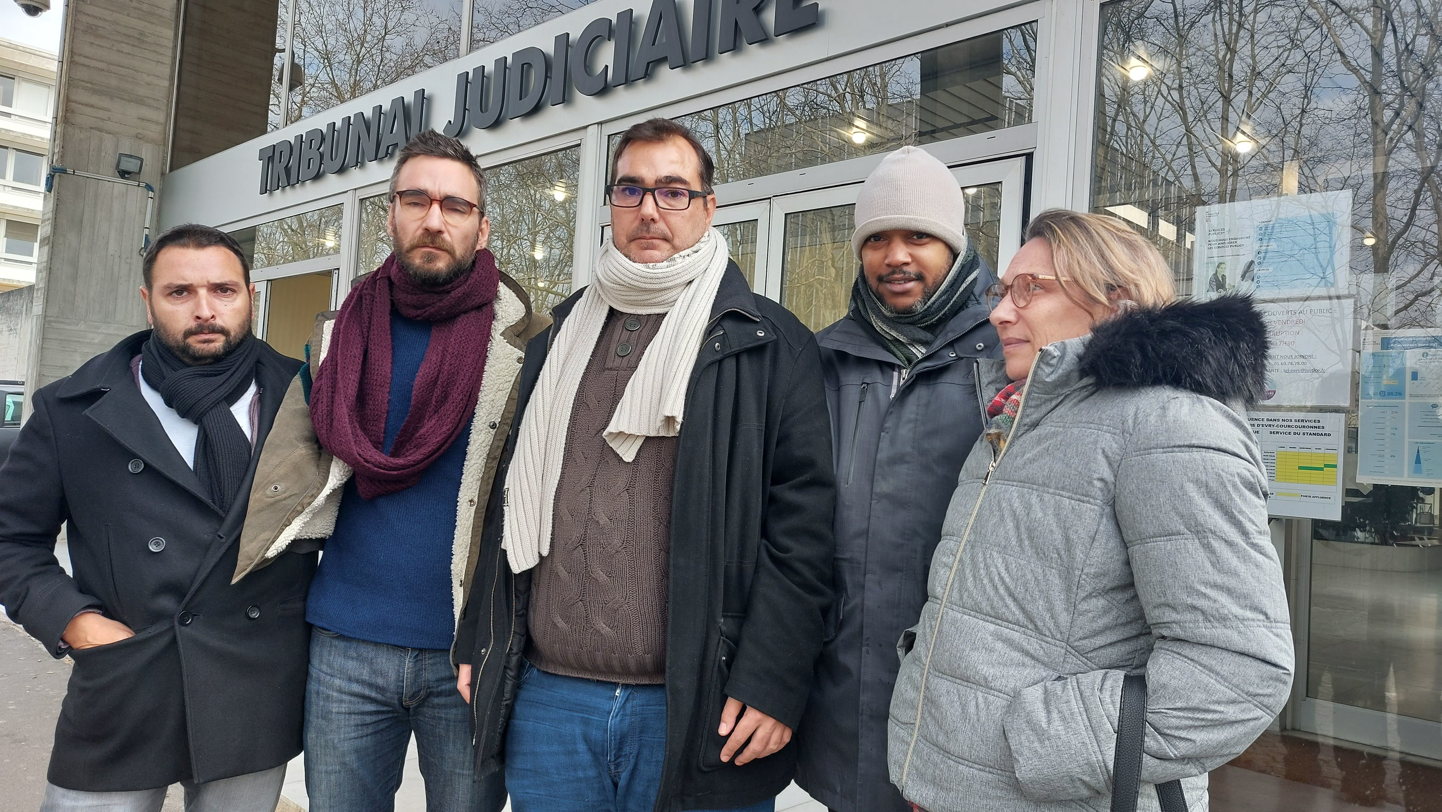 Nicolas (au centre), entouré et soutenu par ses proches, ce vendredi lors du dernier jour d'audience à la cour d'assises de l'Essonne, à Evry-Courcouronnes. LP/ S.M.