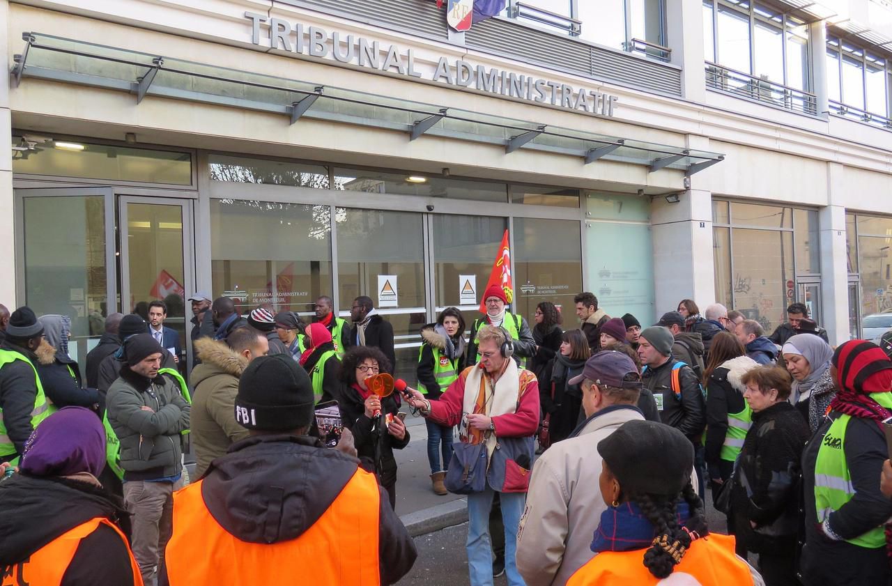 <b></b> Montreuil, ce mardi. Une manifestation de soutien envers les employés poursuivis par SNCF Mobilités a été organisée devant le tribunal administratif.