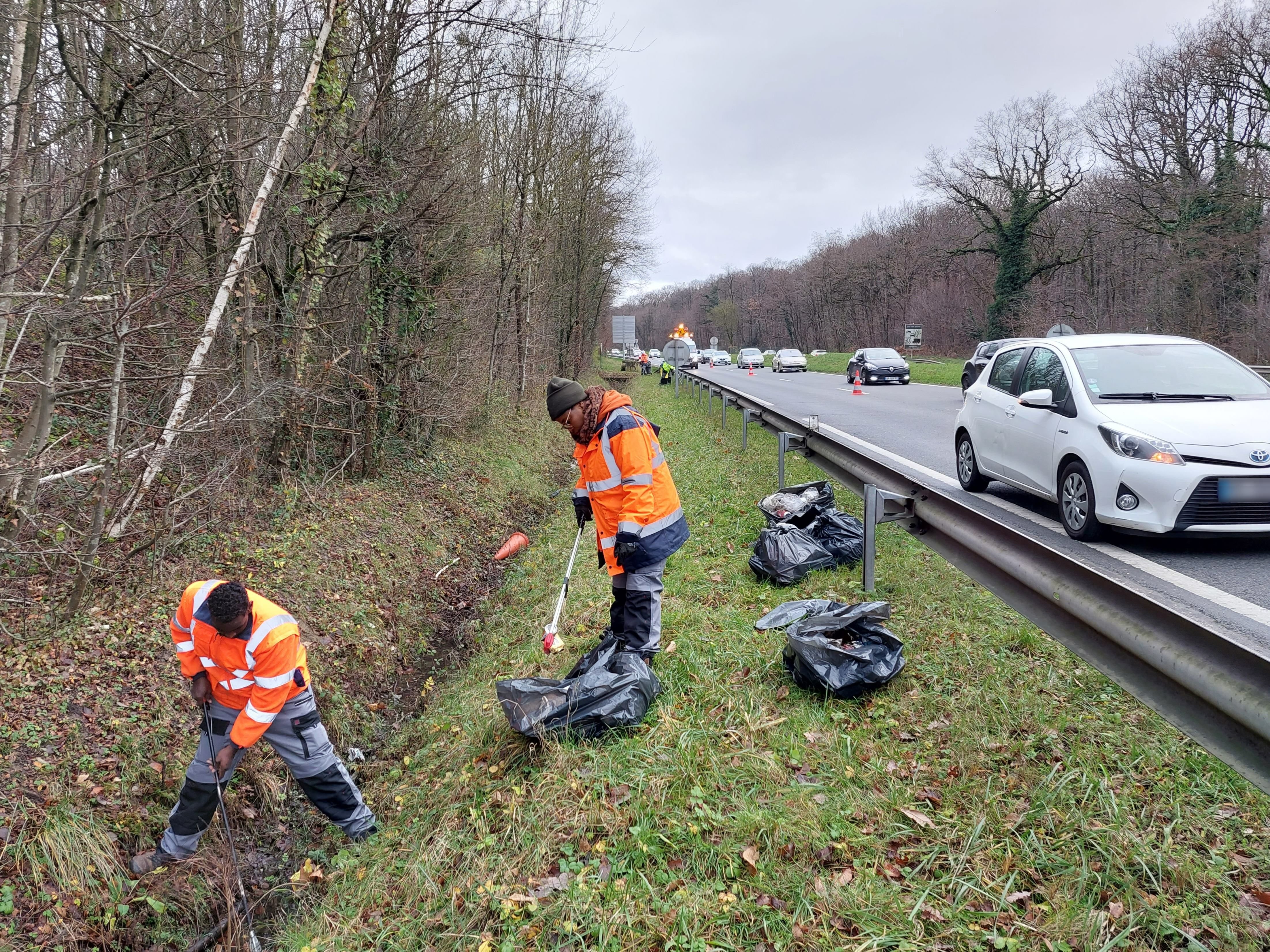 Fleury-Mérogis (Essonne), mercredi 20 décembre 2023. Les brigades vertes sont chargées d'épauler les agents du département dans le nettoyage des bords de routes, souillés par des automobilistes indélicats. LP/Florian Garcia