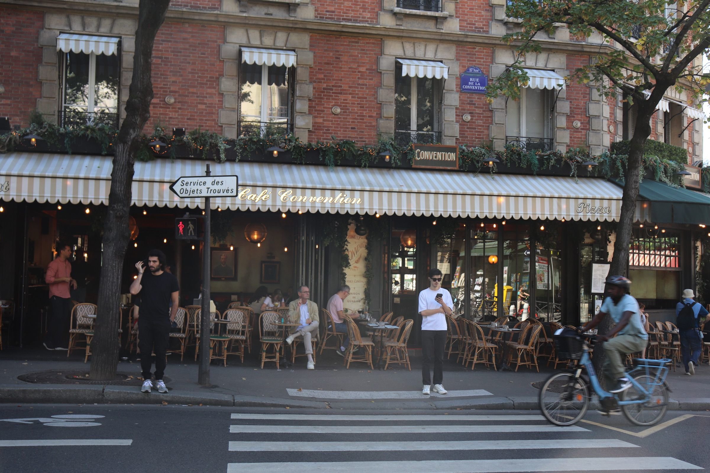 Les restaurants du quartier Dombasle (Paris, XVe) ont été contraints de fermer plus tôt ce vendredi soir. LP/Marion Floch