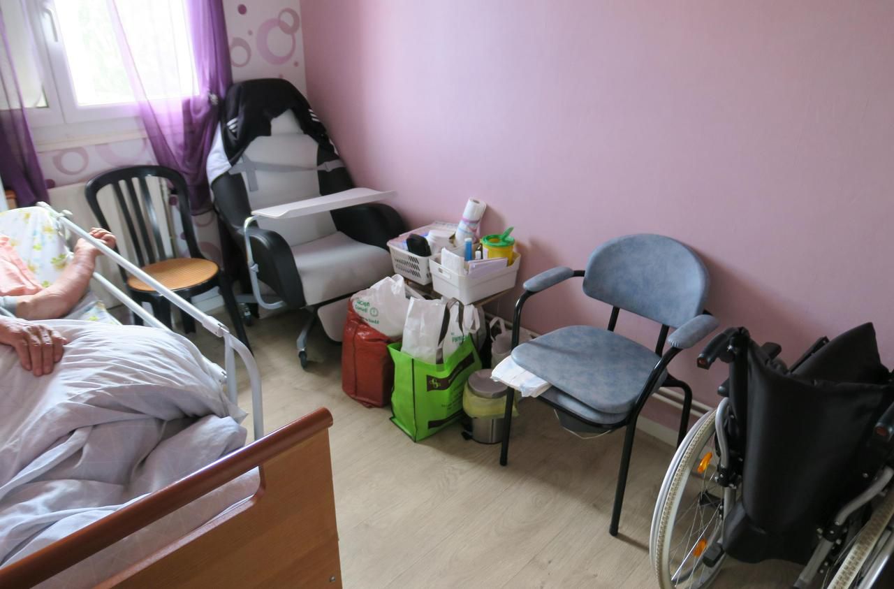 <b></b> Nogent-sur-Oise, ce jeudi. Déclaré invalide à plus de 80 %, M’Hamed Dahmany est cloîtré dans sa chambre depuis trois ans.