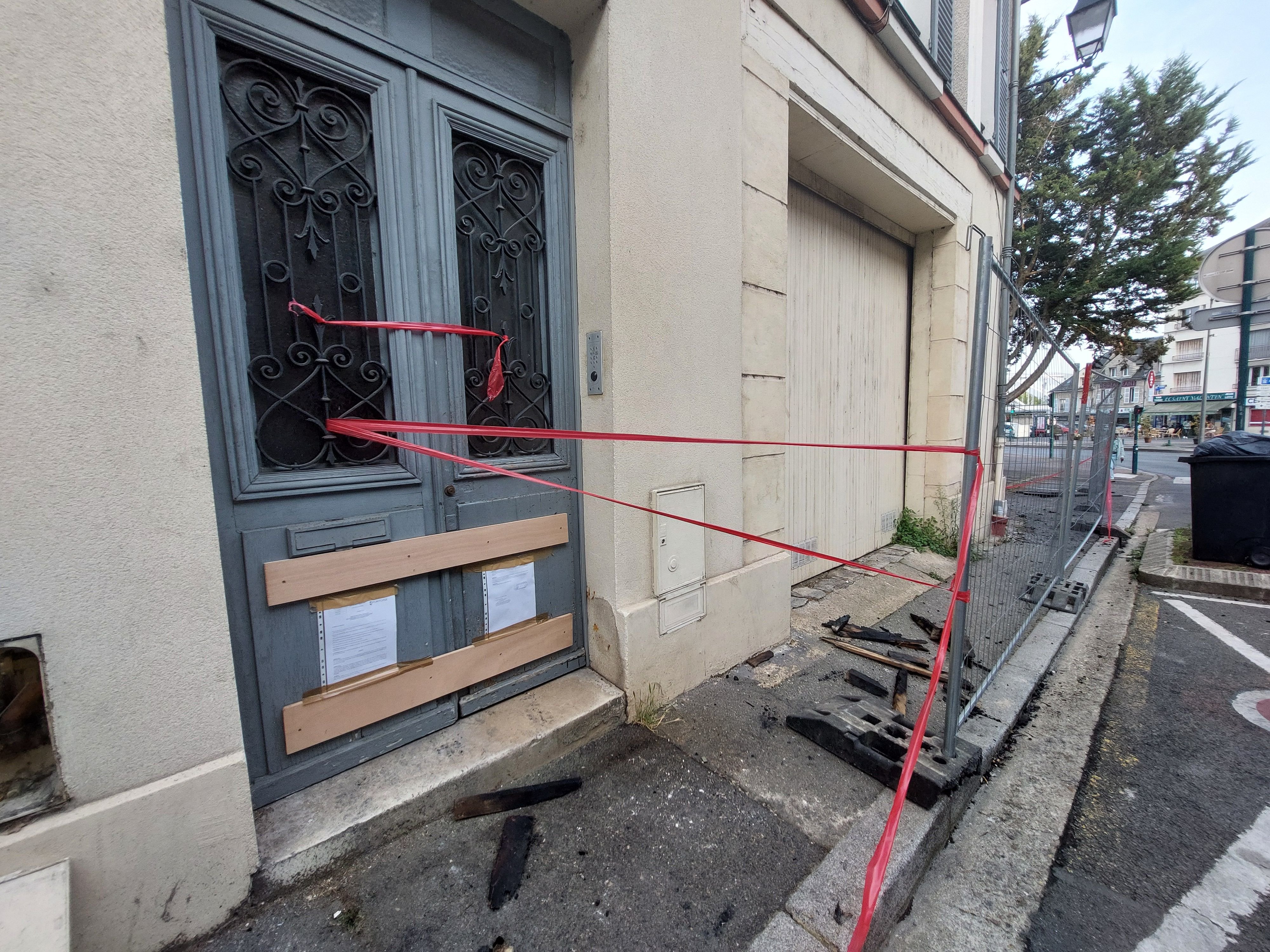 Pontoise, lundi 19 août 2024. L'incendie a détruit 140 m2 de toiture. L'accès au bâtiment a été interdit en raison du risque d'effondrement. LP/T.C.