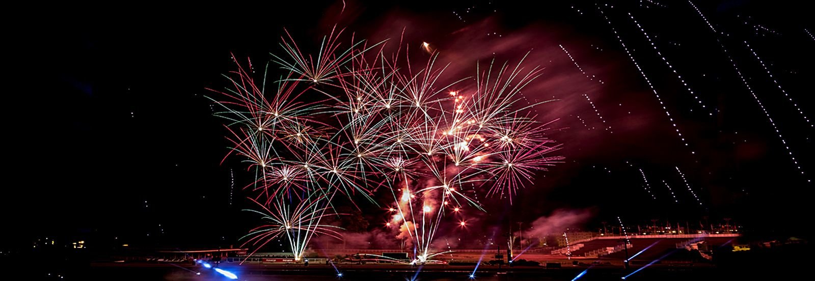 Le festival de feux d'artifice les couleurs du Val-d'Oise fait son retour à l'hippodrome d'Enghien-Soisy. Crédit : Les couleurs du Val-d'Oise.