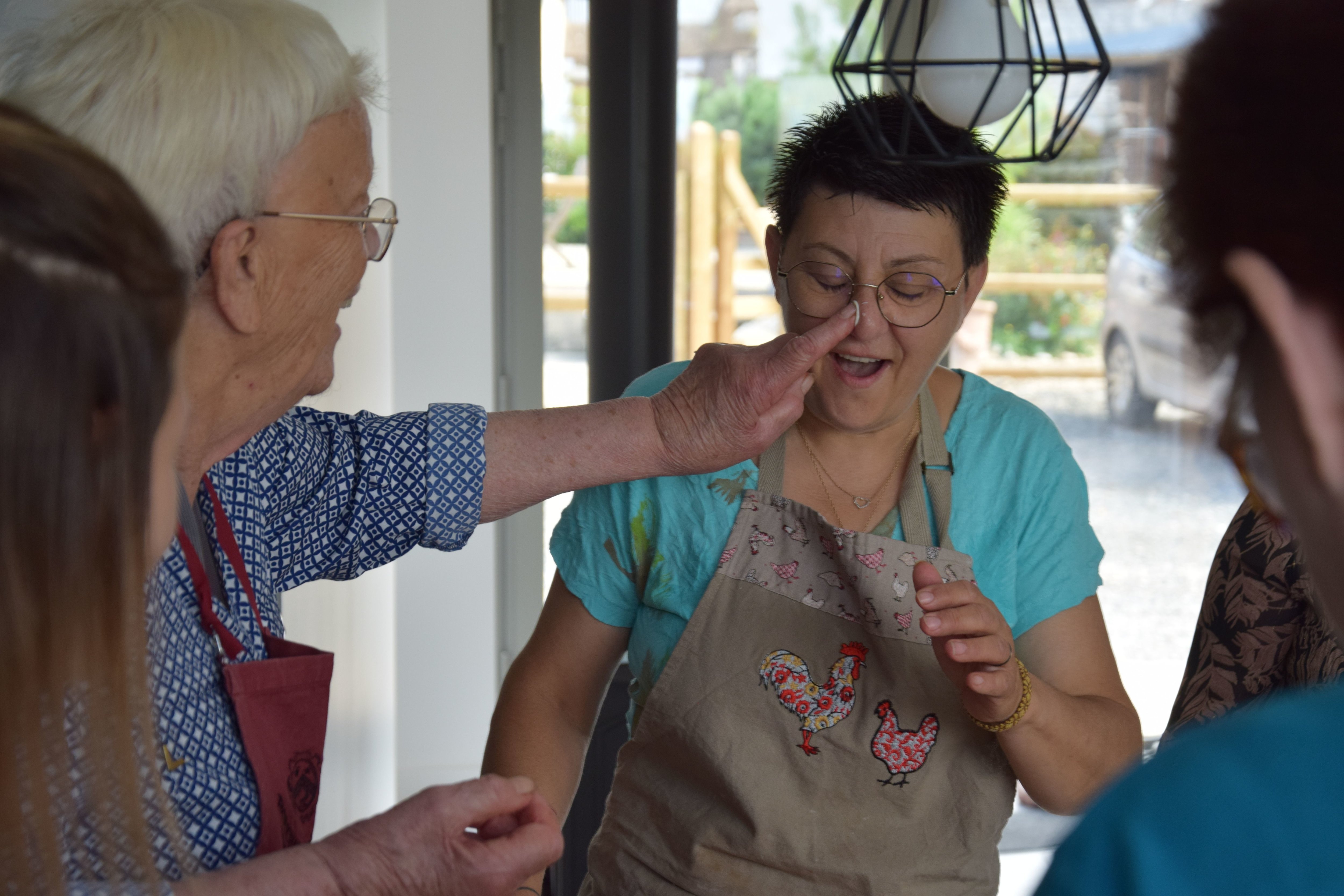 C'est l'heure de préparer le déjeuner à la nouvelle résidence senior de Bouville (Eure-et-Loir). Denise (à gauche), l'une des colocataires, ne peut s'empêcher de plaisanter avec Brigitte Geslin (au centre), la propriétaire. LP/Christophe Blondel