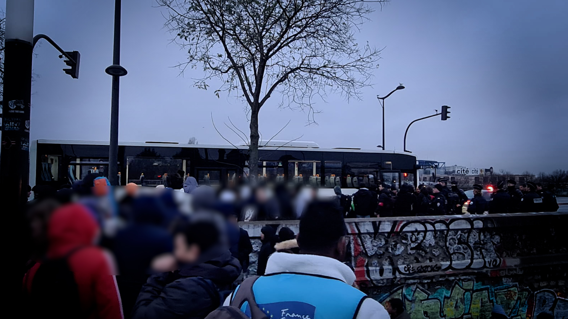 Toutes les trois semaines, des bus déplacent des sans-abris de Paris dans l'un des dix "sas régionaux" ouverts hors de l'Île-de-France.