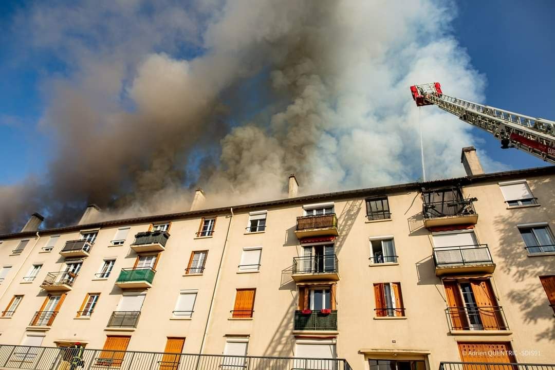 Athis-Mons, vendredi 23 juin 2023. Un incendie s’est déclaré au dernier étage de cet immeuble situé 55, rue du Parc. SDIS 91