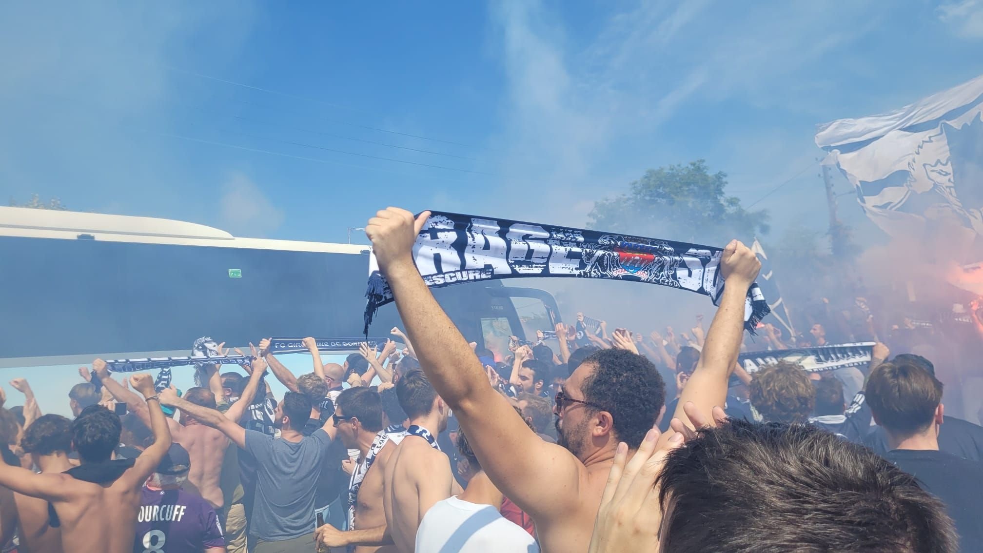 Pour leur premier match en National 2, les joueurs des Girondins de Bordeaux sont arrivés en bus au stade Sainte-Germaine du Bouscat sous les cris des supporters bordelais présents. LP/Guillaume Drechsler