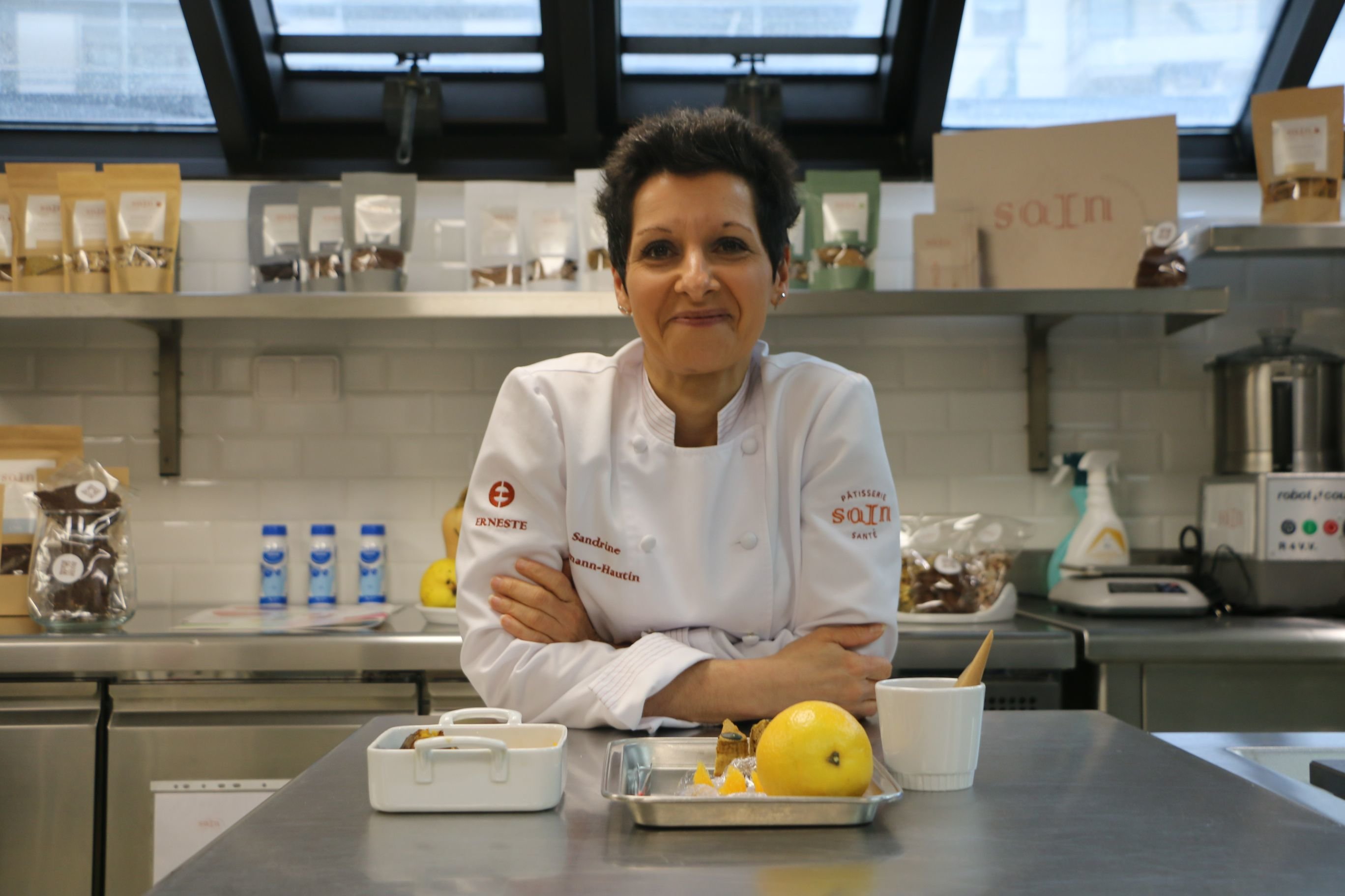 La cheffe-pâtissière Sandrine Baumann-Hautin réalise ses recettes depuis un laboratoire situé dans un centre de cancérologie, à Levallois-Perret. LP/Juliette Duclos