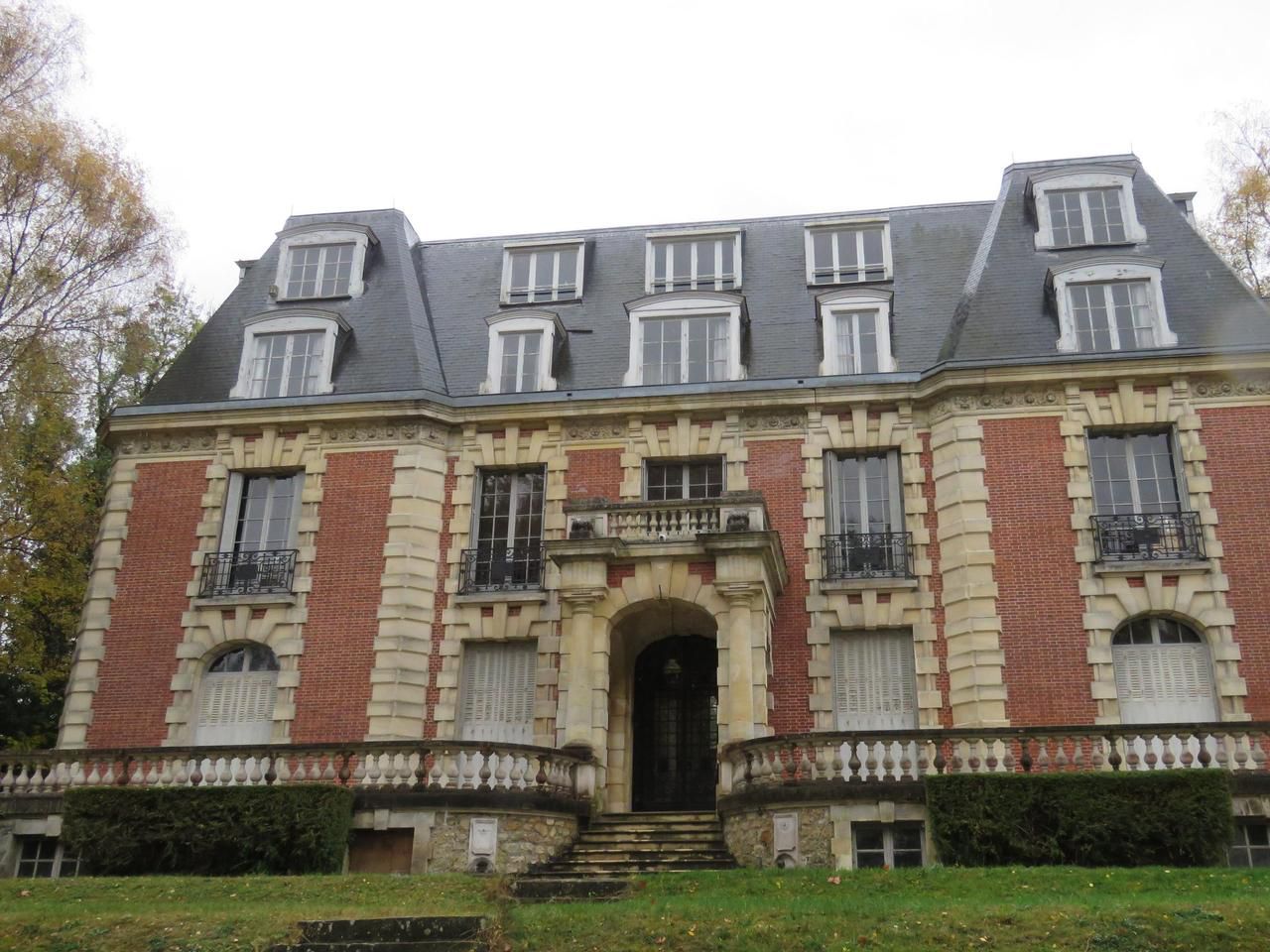 Dammarie-les-Lys, 7 novembre. Le château des Vives Eaux qui accueillit le tournage de la Star Ac de 2001 à 2008 n’est pas abandonné : son propriétaire a des projets pour accueillir réceptions de mariages et séminaires dès le printemps 2019.