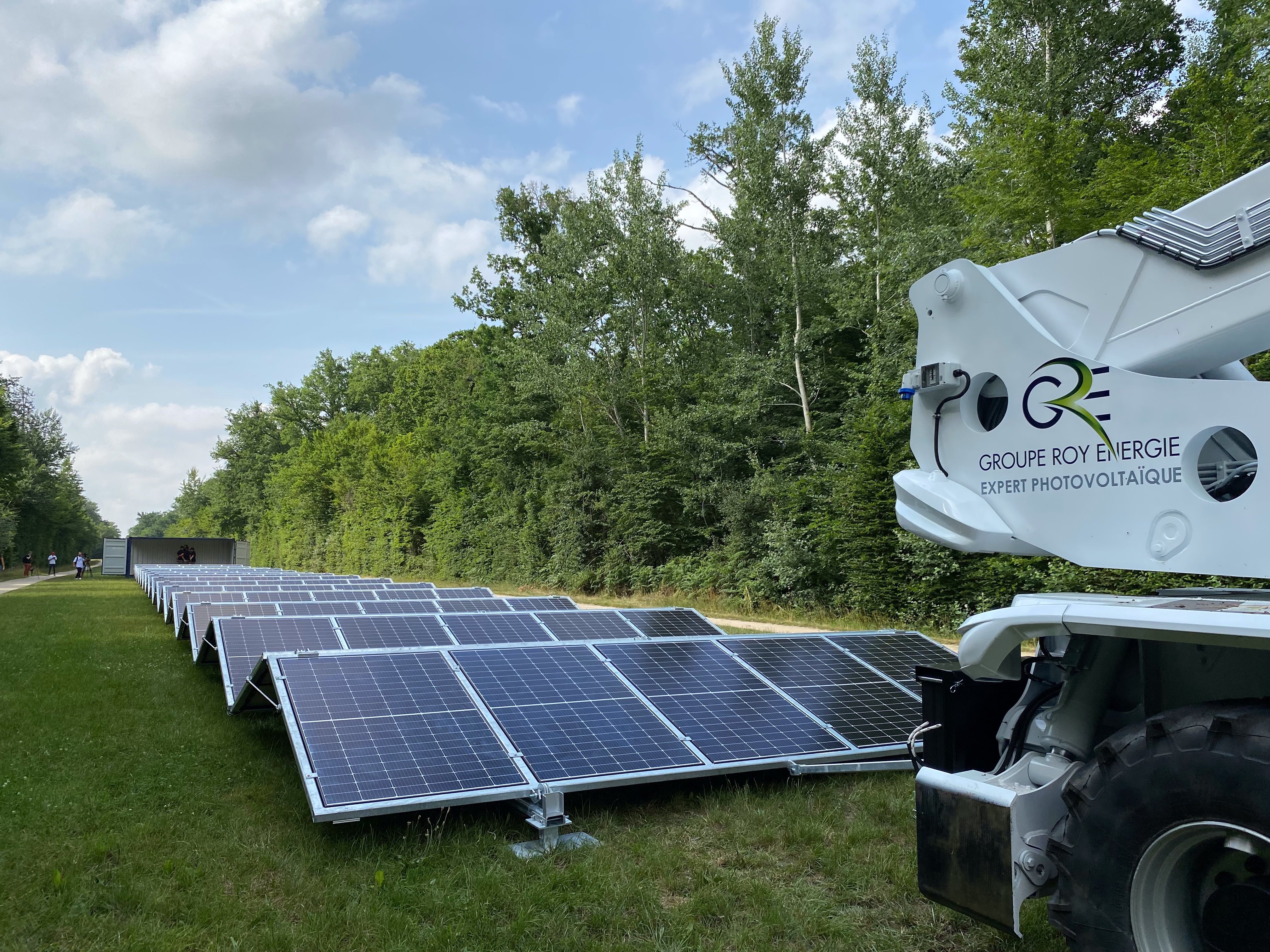 Ces générateurs solaires mobiles se transportent dans des conteneurs et serviront de source d'énergie d'appoint au service de la population civile dans la capitale ukrainienne. Groupe Roy Energie
