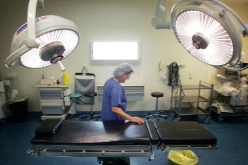 Une infirmière effectue des opérations de maintenance dans un bloc opératoire d'une clinique privée à Toulouse (illustration). AFP/LIONEL BONAVENTURE