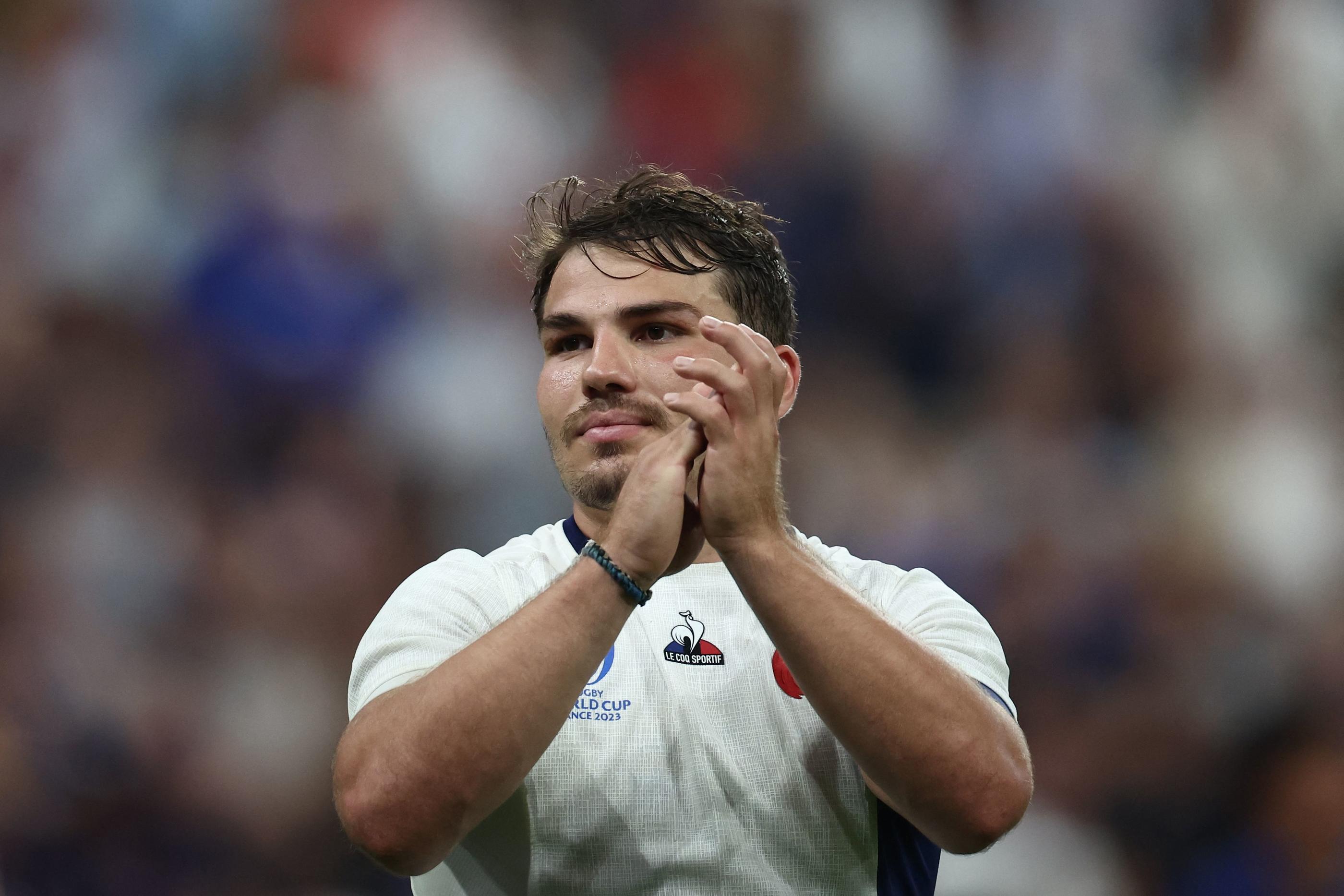 Antoine Dupont est de retour à l'entraînement avec l'équipe de France, 8 jours après sa grave blessure au visage. AFP/FRANCK FIFE
