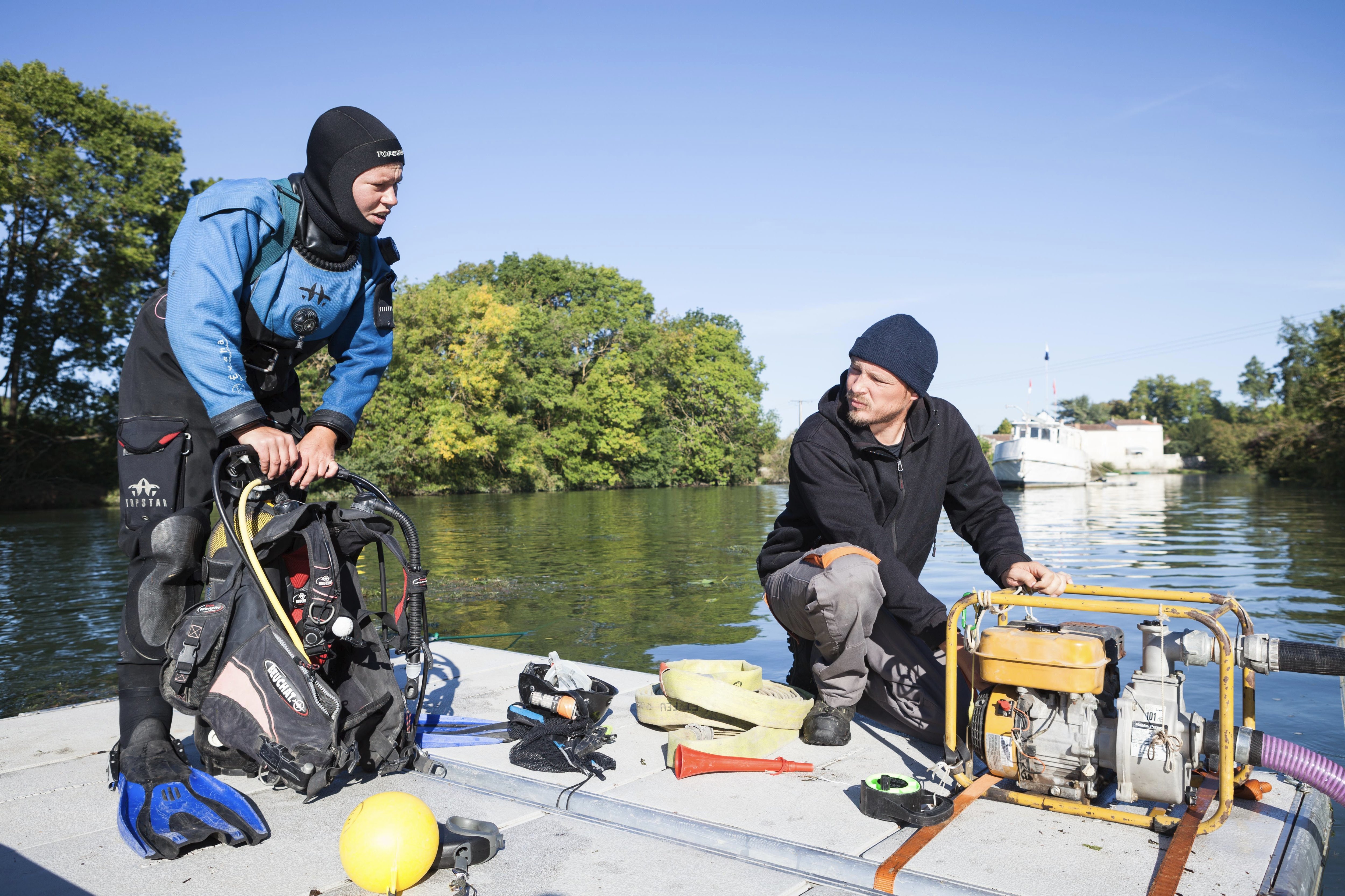 Jonathan Letuppe (accroupi à gauche) est archéologue et dirige les fouilles menées sur deux épaves découvertes en 2008 dans le fleuve Charente. Il espère découvrir d'ici peu s'ils étaient des navires marchands ou militaires. LP/Fabien Paillot