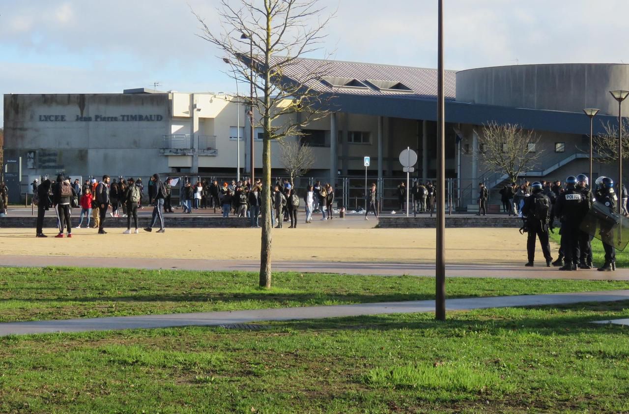 <b></b> Brétigny-sur-Orge, ce lundi 10 décembre 2018. Les lycéens ont de nouveau bloqué le lycée Jean-Pierre-Timbaud de Brétigny-sur-Orge ce lundi matin.