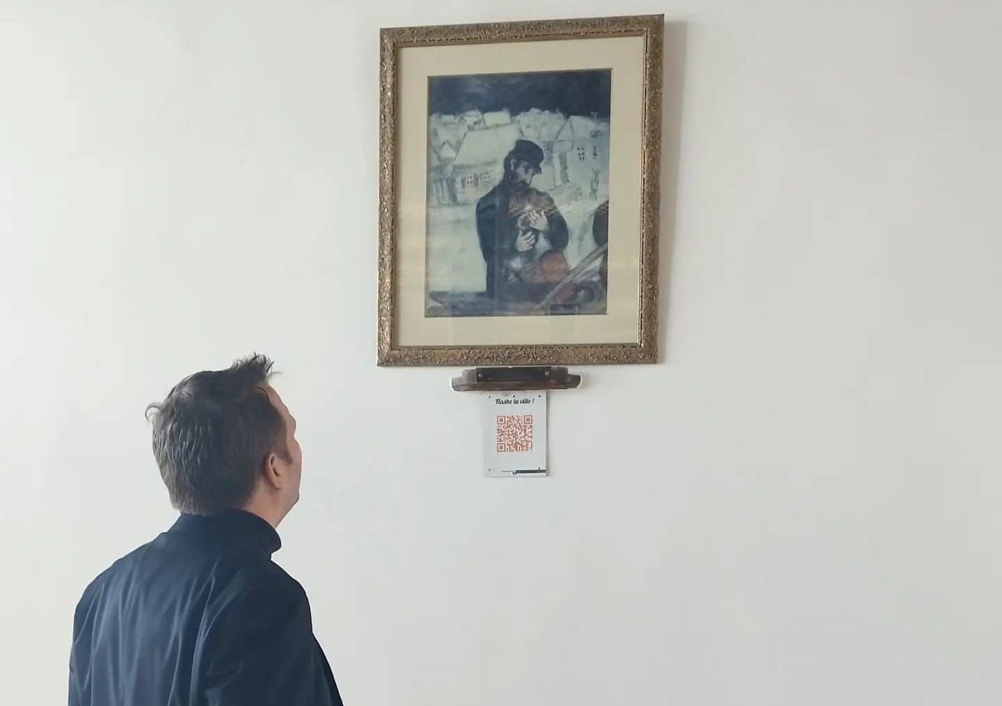 Jean-Philippe Gautrais, le maire de Fontenay-sous-Bois (Val-de-Marne) devant le tableau de Marc Chagall, « Villageois tenant la Torah », peint en 1928, exposé au Musée d'art et d'histoire du judaïsme à Paris (IIIe). . LP/Sylvain Deleuze