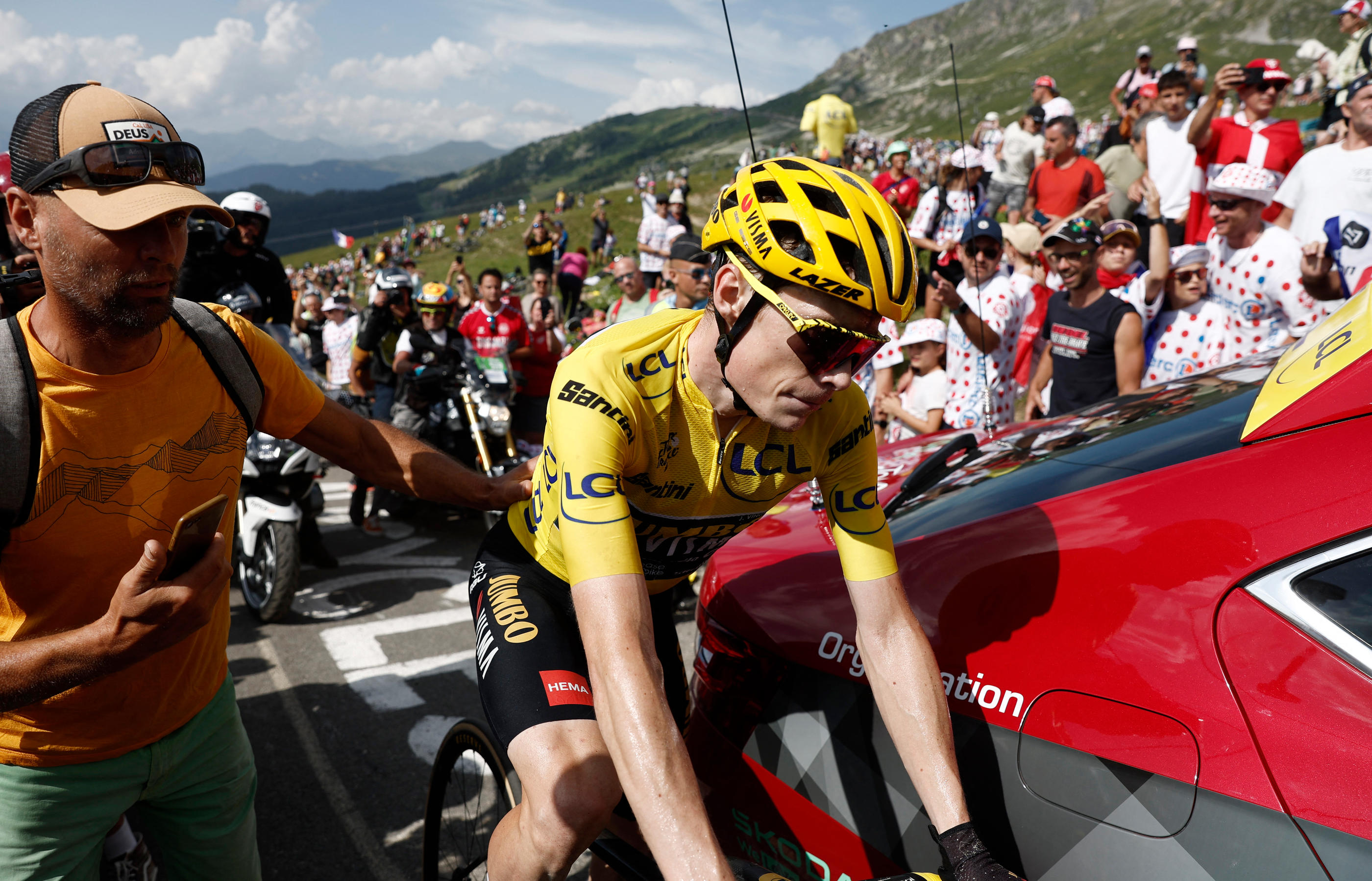 Jonas Vingegaard s'était retrouvé bloqué à la suite de l'incident sur la moto de Thomas Voeckler quelques mètres devant lui. REUTERS/Benoit Tessier