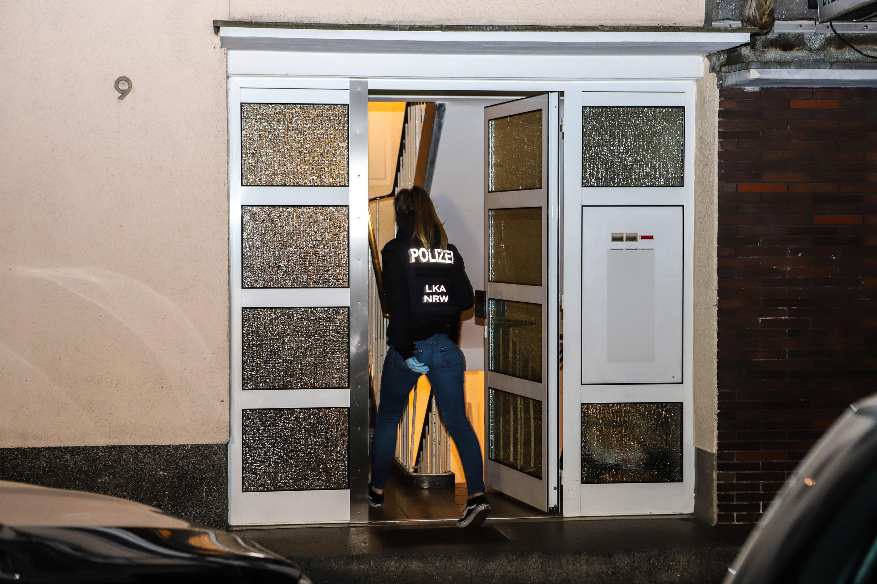 Une policière pénètre dans un immeuble lors d'une descente de police visant des membres de la ‘Ndrangheta, le 3 mai 2023. Crédit : Icon Sport