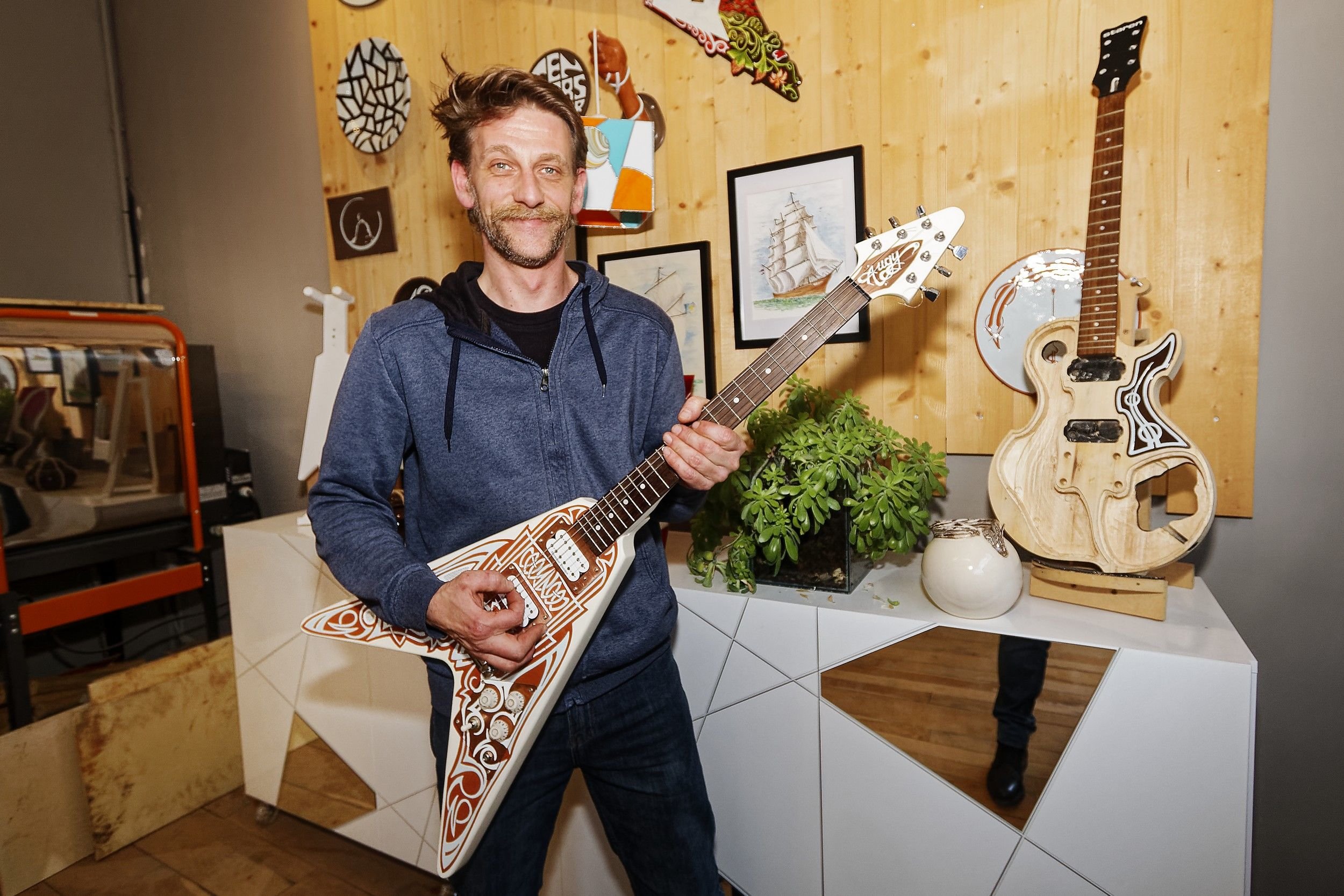Julien Augy customise des guitares électriques avec des éléments en faïence. #PRESSE30