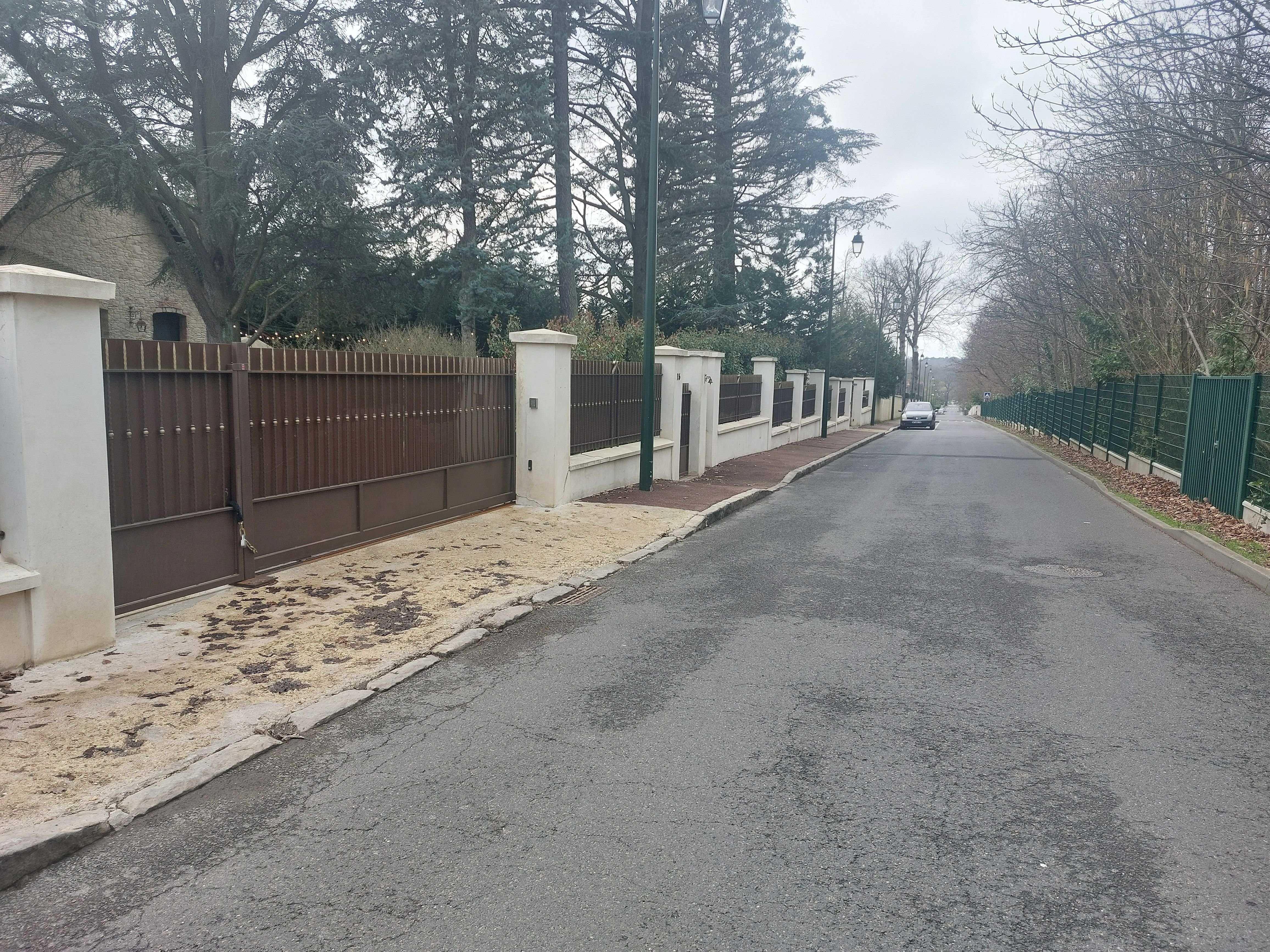 Yerres, rue Royale, ce mardi. C'est dans la caravane de l'accusé, installée dans cette rue face à un bois, que la victime a été violée le 30 avril 2019. LP/S.M.