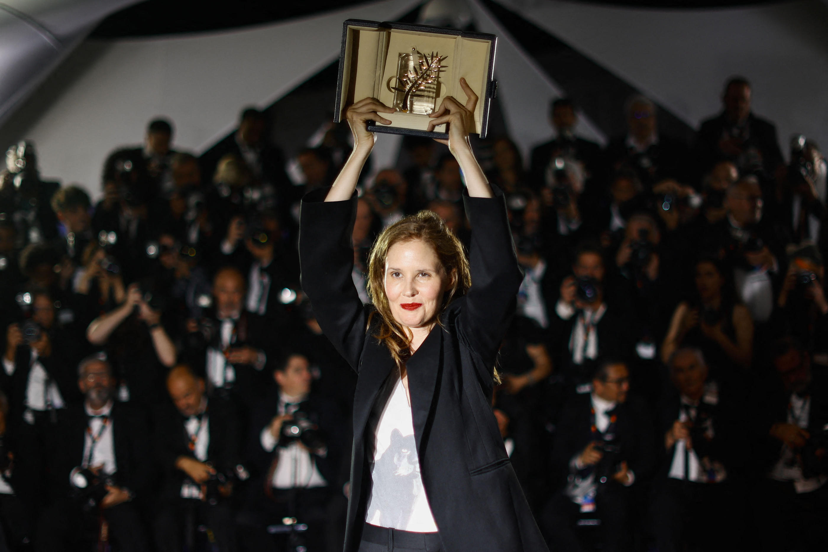 La réalisatrice du film « Anatomie d’une chute » Justine Triet après avoir reçu la Palme d’Or, à l’issue du 76e Festival de Cannes, le 16 mai 2023. REUTERS/Sarah Meyssonnier