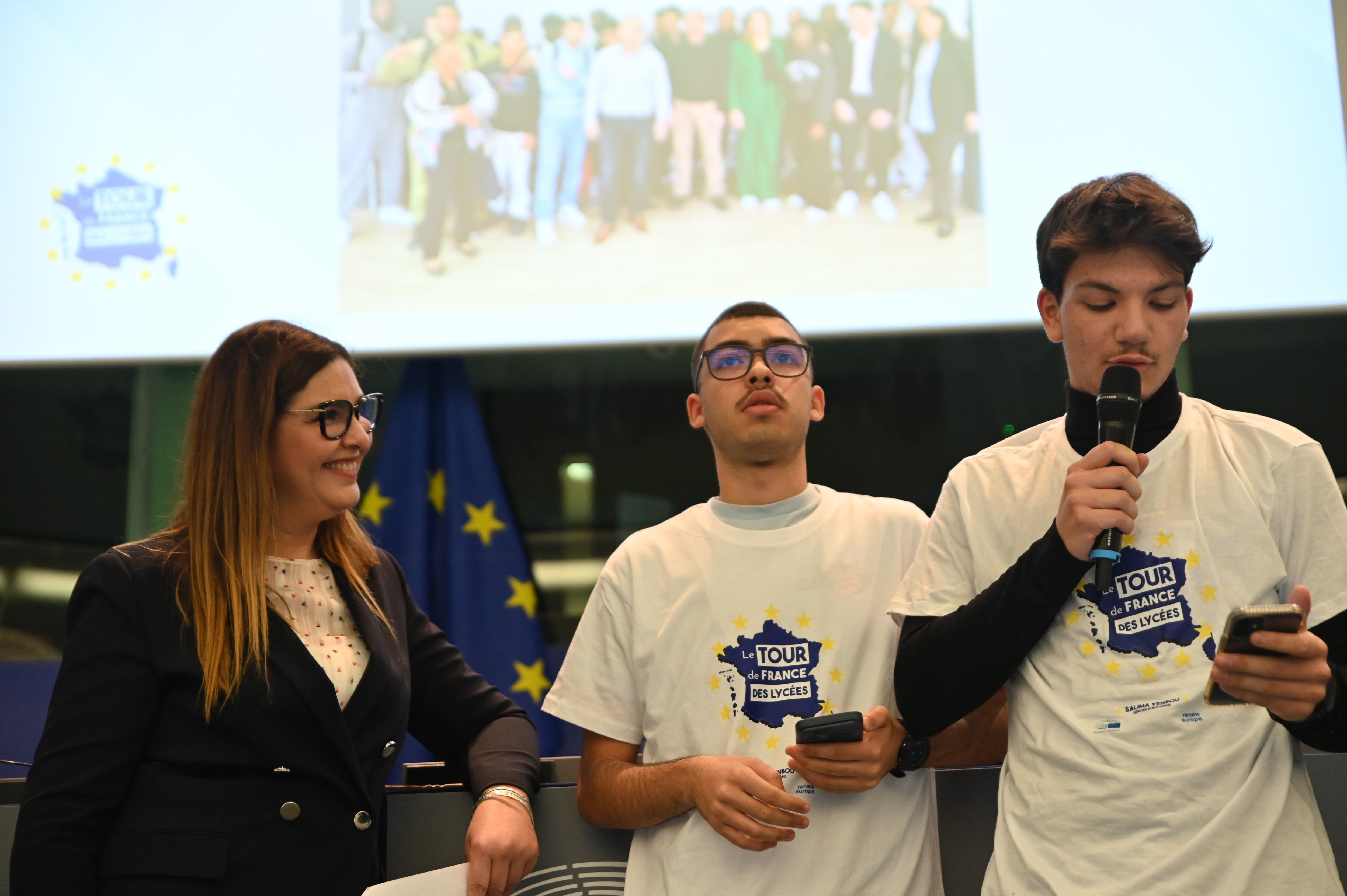 Strasbourg (Bas-Rhin), 14 décembre 2023. La députée européenne Salima Yenbou (Renew Europe) ici avec deux lycéens venus exprimer leurs propositions dans le second hémicycle du Parlement européen. DR/Johan Gomes
