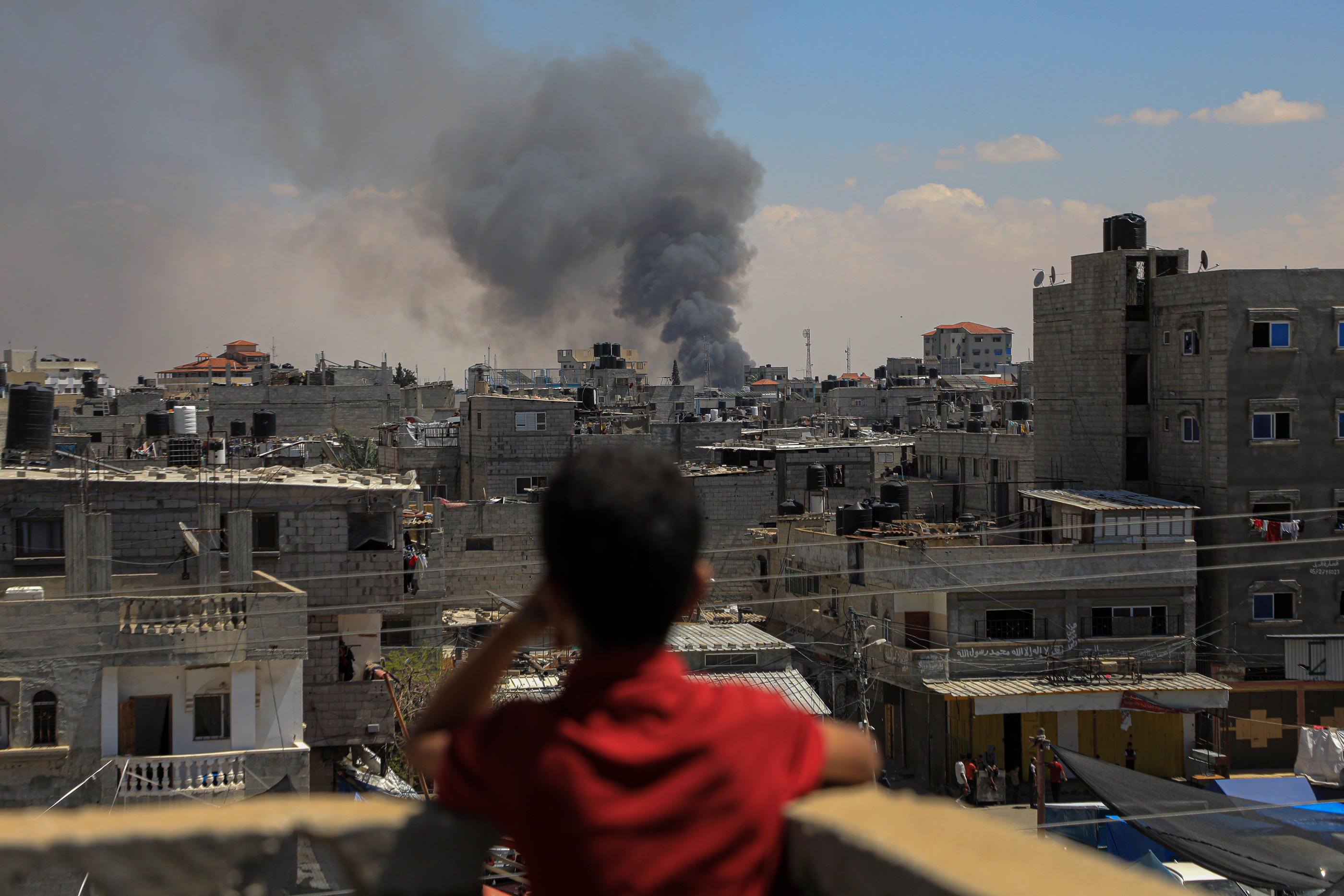 De la fumée s'élève à la suite des frappes aériennes israéliennes dans la ville de Rafah, dans le sud de la bande de Gaza, le 7 mai 2024. Icon Sport/Rizek Abdeljawad/Xinhua
