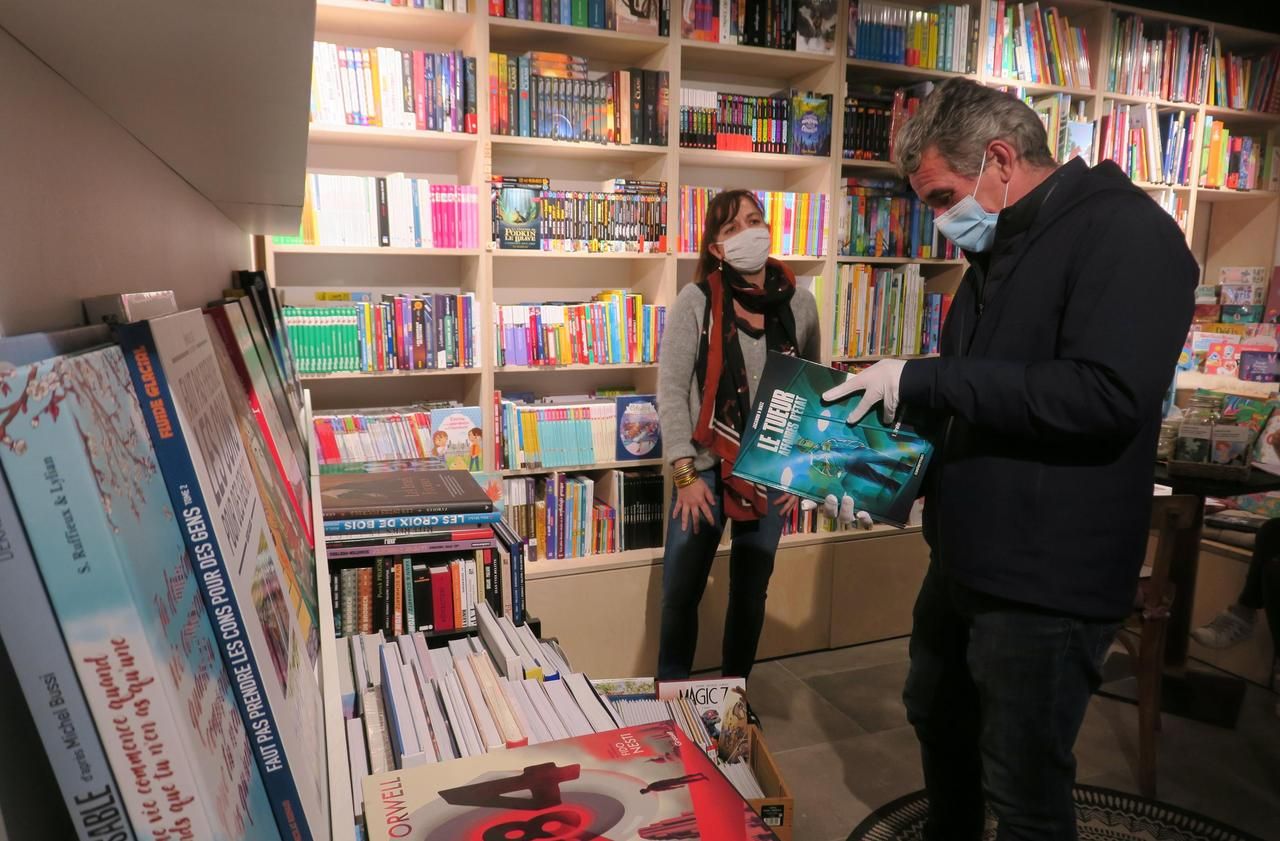 <b></b> Issy-les-Moulineaux, 9 novembre 2020. Pendant le confinement, Laetitia Roulier propose un service « personal shopper » dans sa librairie pour garder le lien avec ses clients.