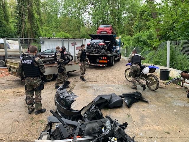 La Ferté-sous-Jouarre, 26 mai 2021. Lors des perquisitions les gendarmes ont retrouvé des voitures volées déjà partiellement démontées