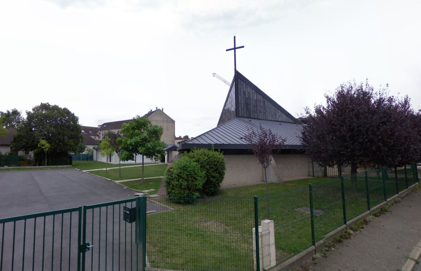 Rambouillet (Yvelines). La femme de 39 ans interpellée devant l'église réside dans le quartier. La semaine dernière, elle aurait proféré des propos visant la communauté catholique. Un paroissien a été légèrement blessé au cou mardi 12 mars au soir. DR/StreetView