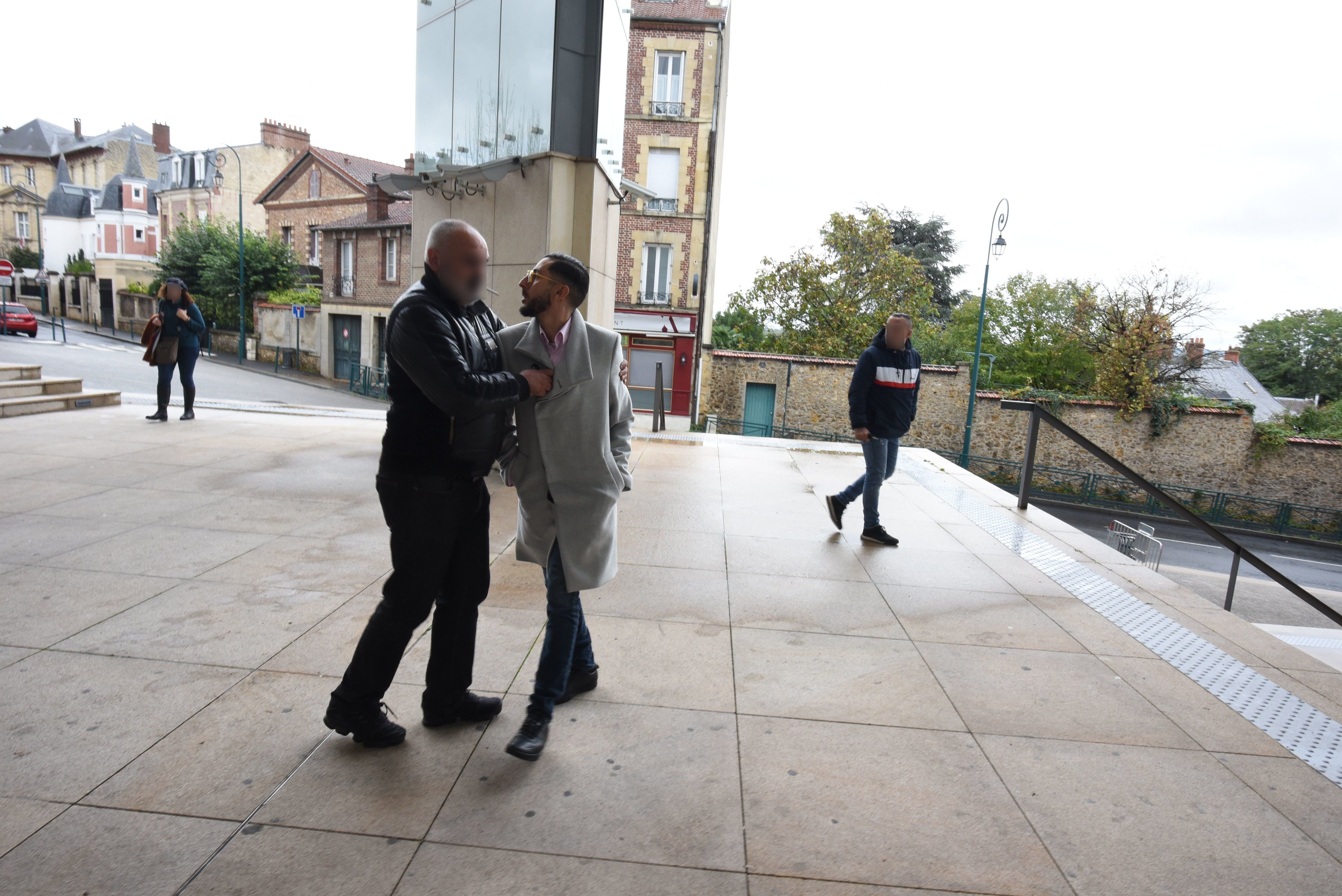 Pontoise (Val-d'Oise), mercredi 25 octobre 2023. Soufyène Mazouz, interpellé par de nombreuses victimes en colère, est retenu par un proche à sa sortie du tribunal. LP/Frédéric Naizot
